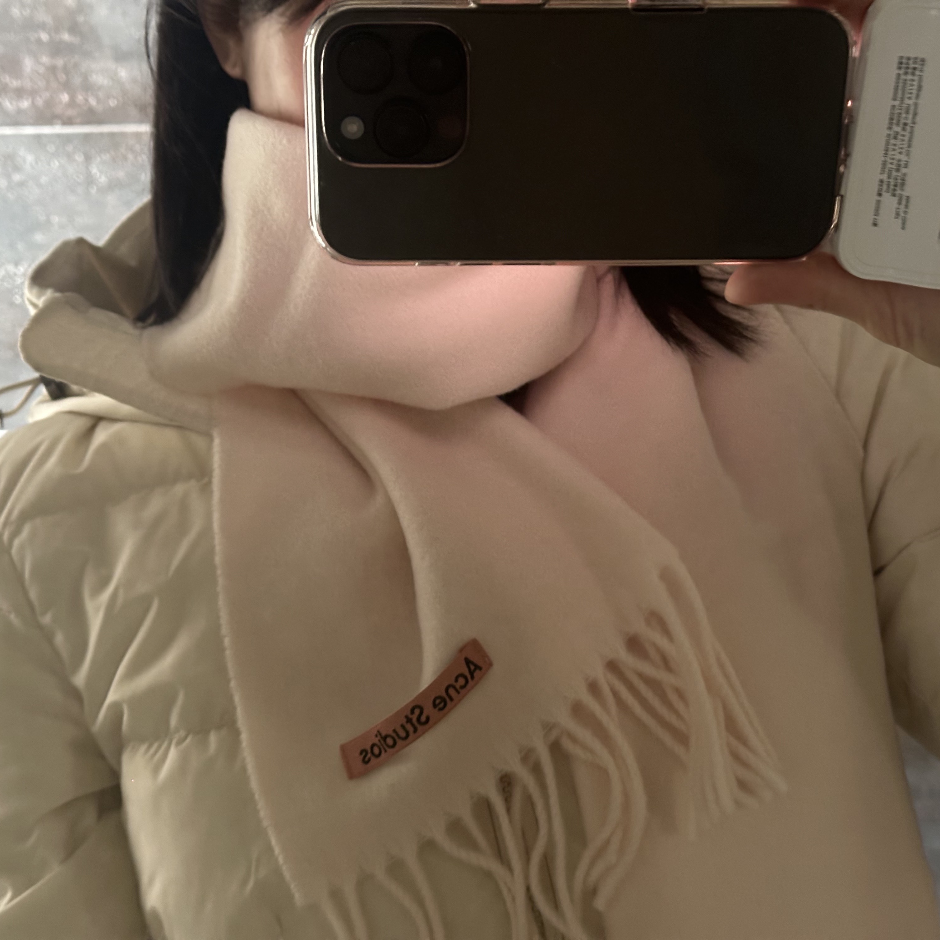 Acne Studios Fringe Wool Muffler Warm White 착용 스타일 - 2
