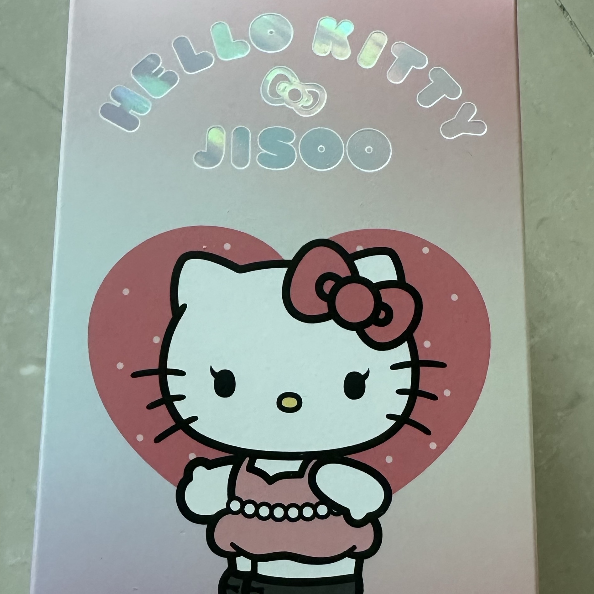 HELLO KITTY x JISOO Plush Keychain Black Gray (Opened Case) 착용 스타일 - 2