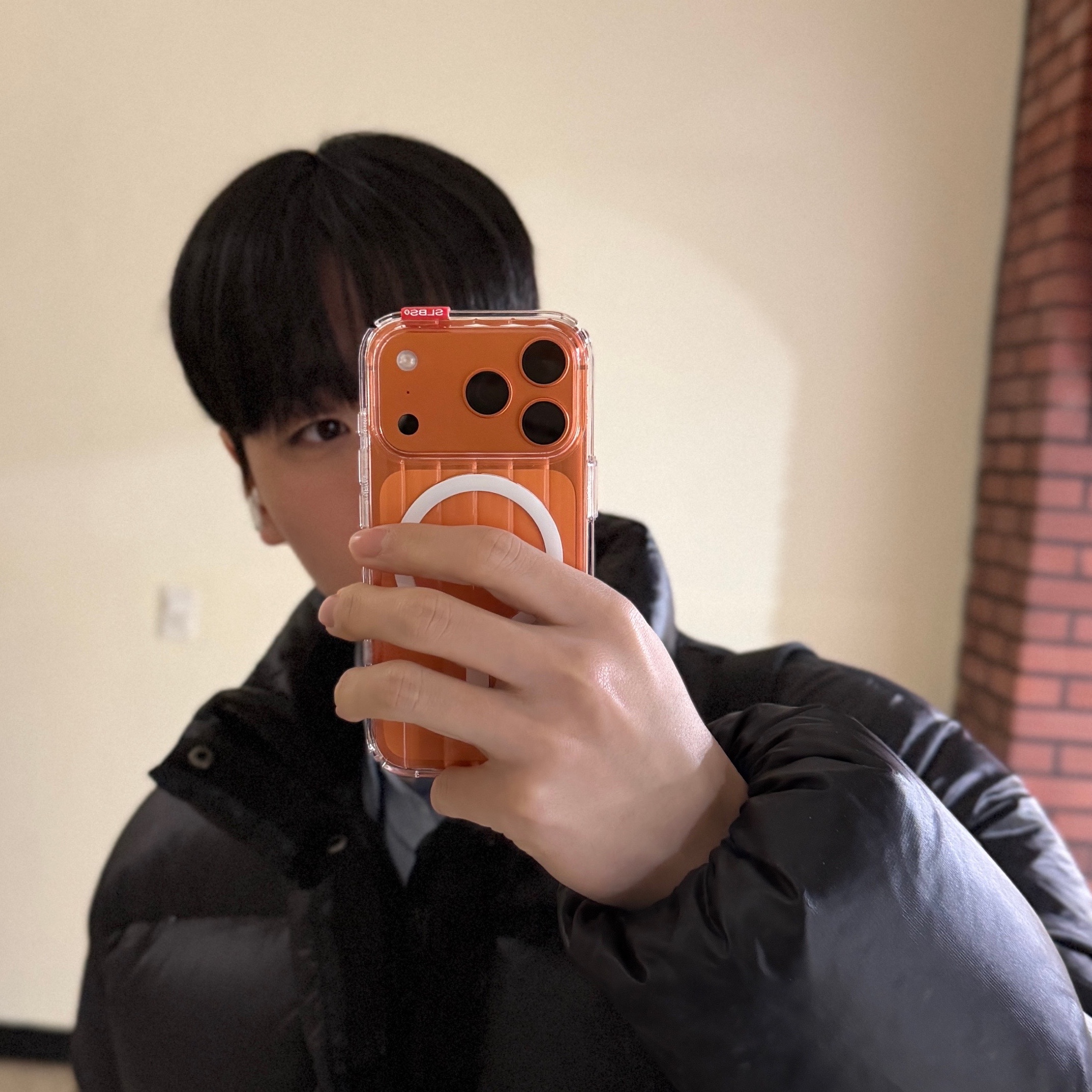SLBS PRSM Clear Magnet Case for iPhone17 Series 착용 스타일