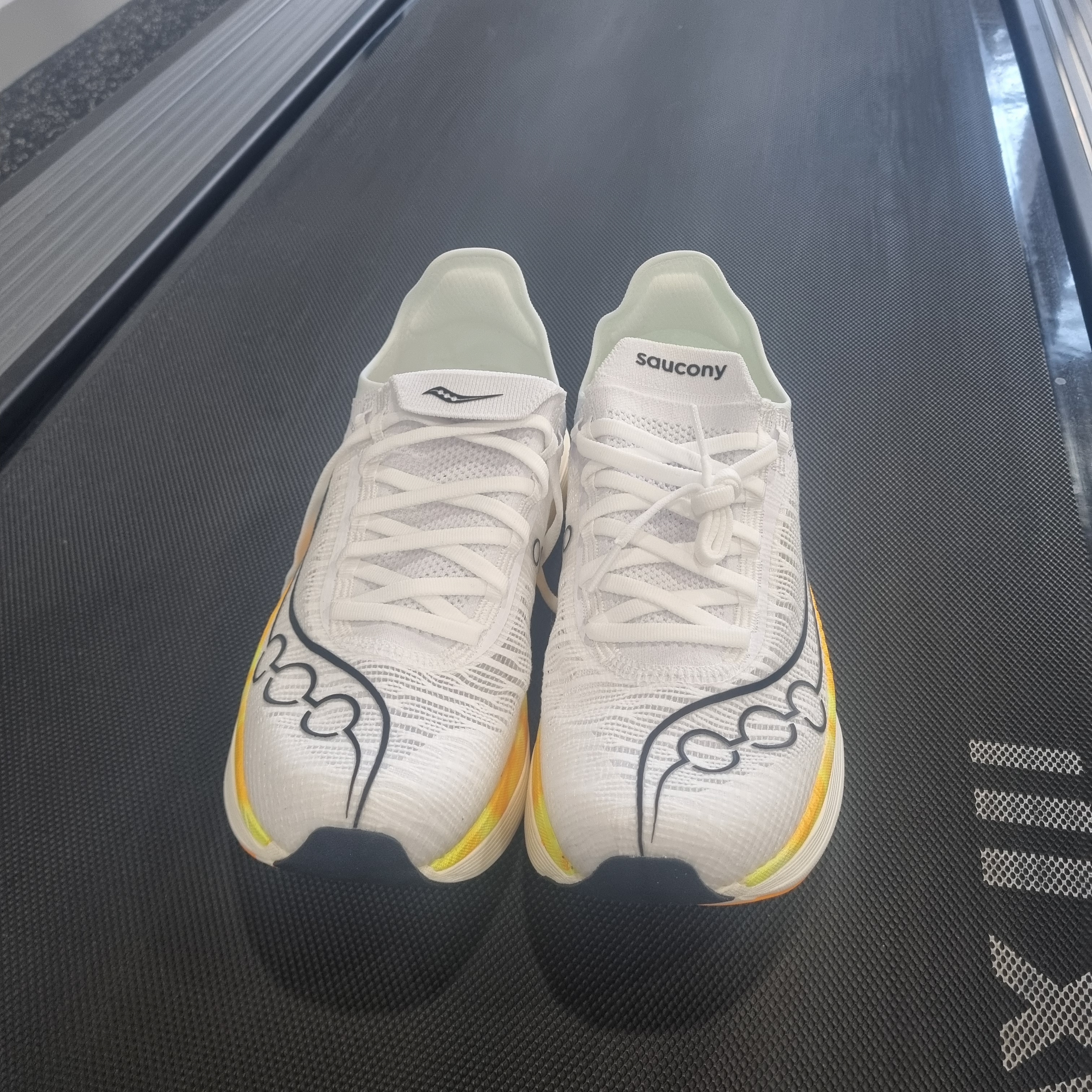 Saucony Endorphin Elite 2 White Peel 착용 스타일 - 2