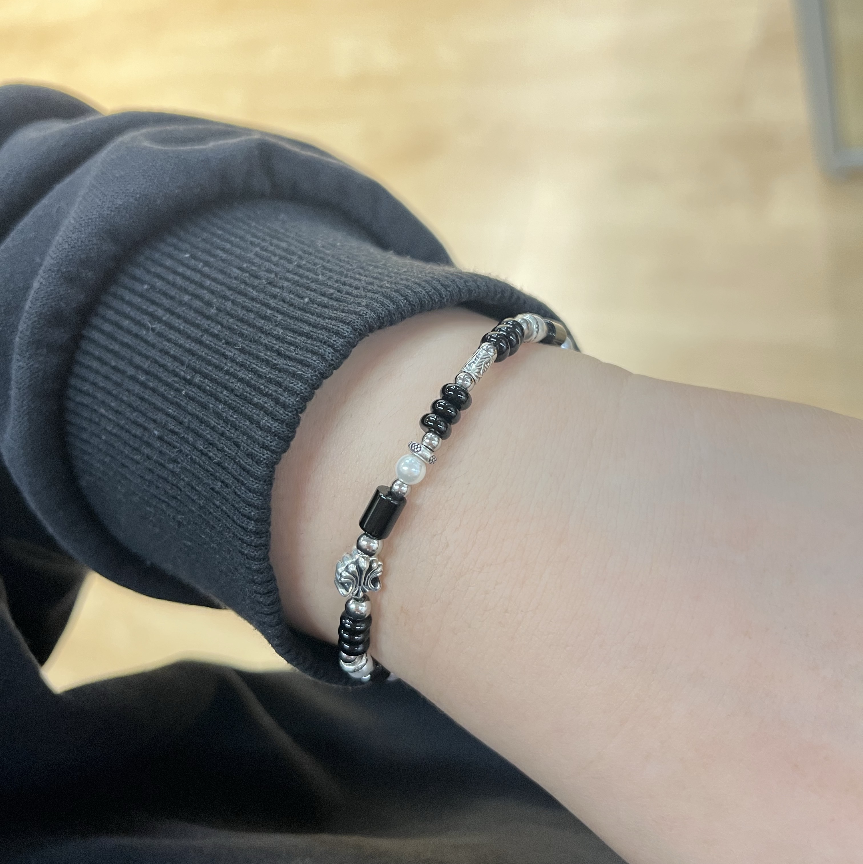 [KREAM 단독] Scudo Shell Black Pearl Beads Bracelet 착용 스타일