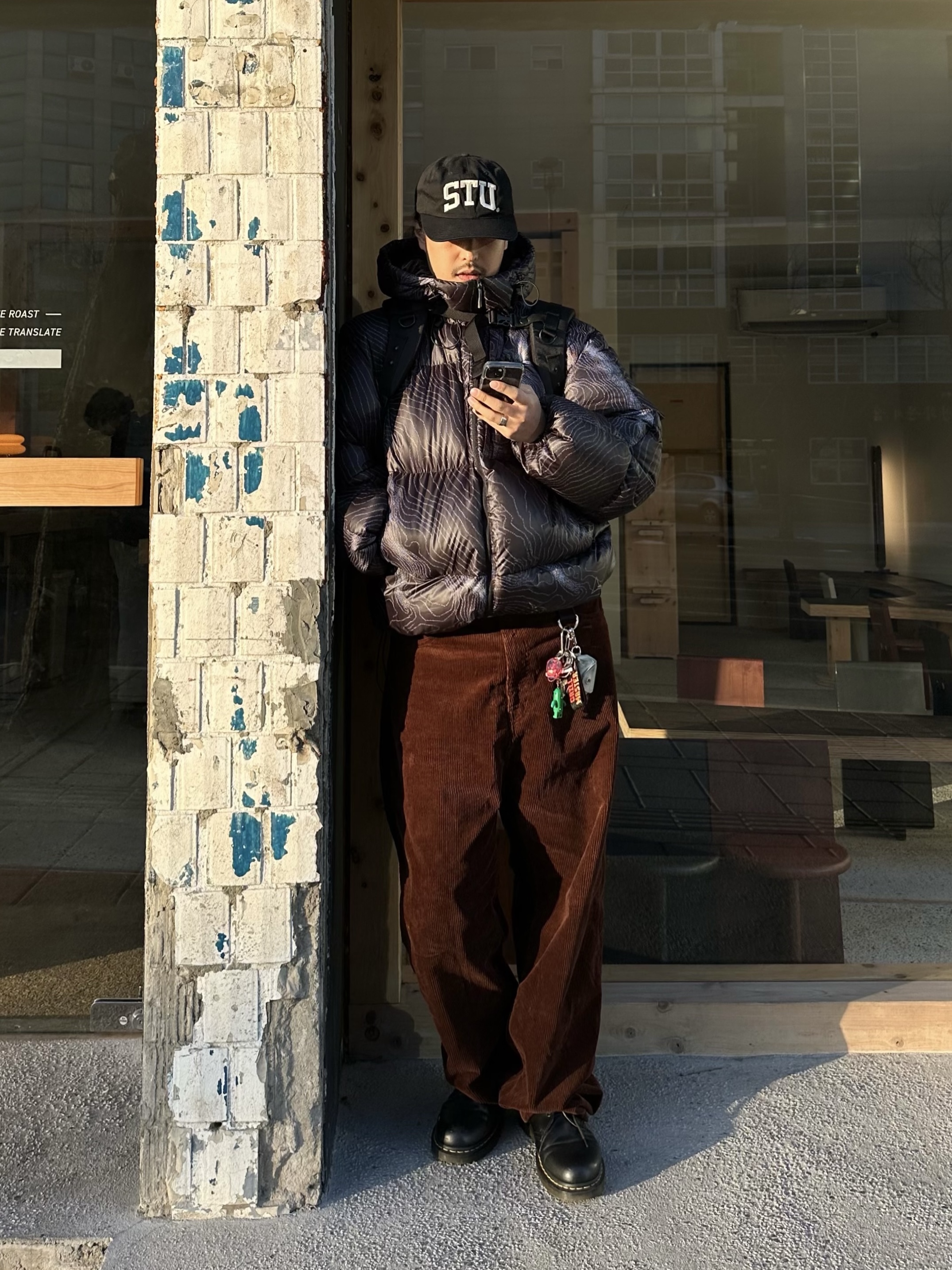 Stussy Stu Arch Strapback Cap Black, Dr. Martens 1461 Smooth Black 착용 스타일