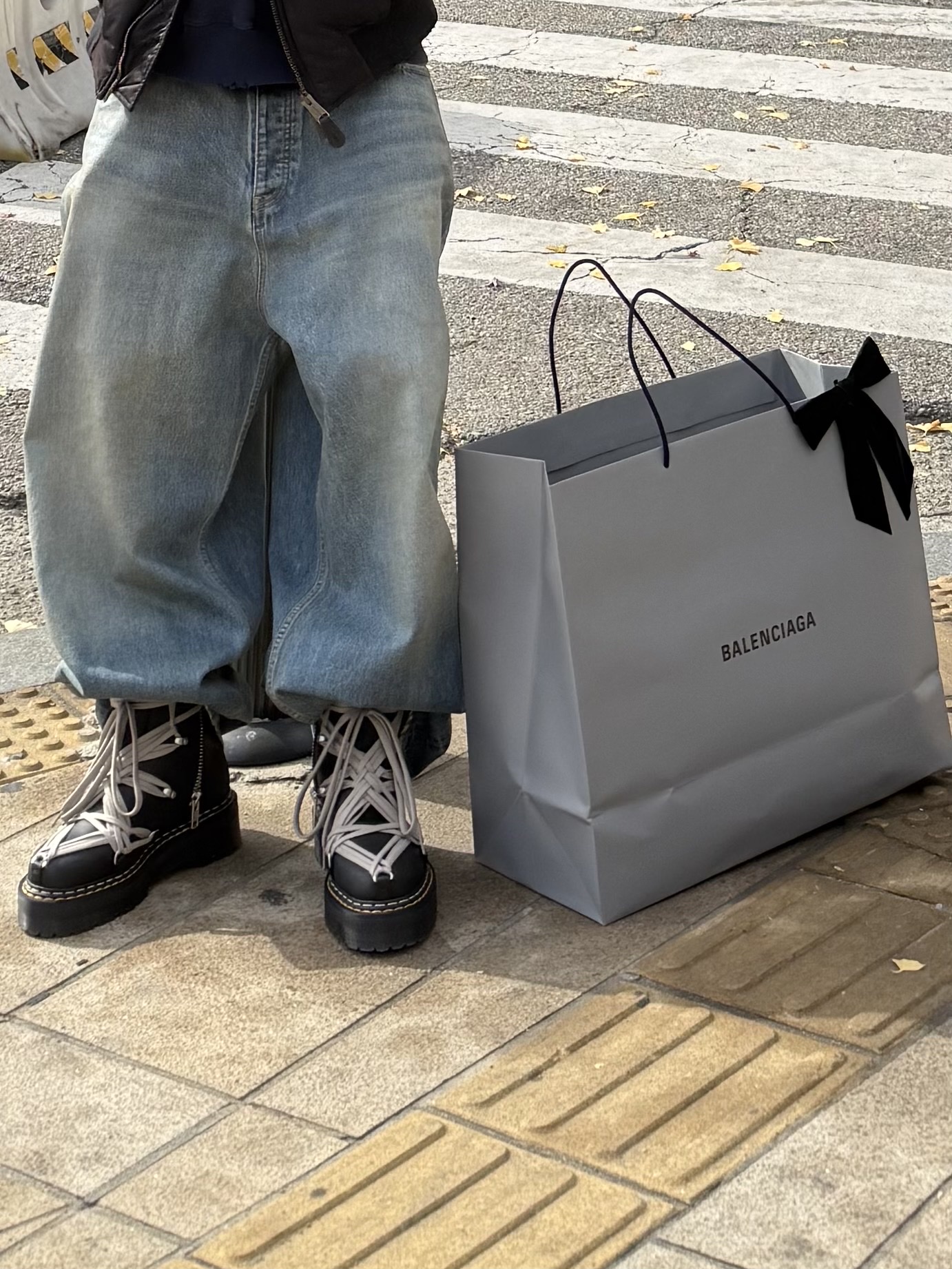 Dr. Martens x Rick Owens 1460 Quad Sole Mega Lace Boots Black 착용 스타일 - 3