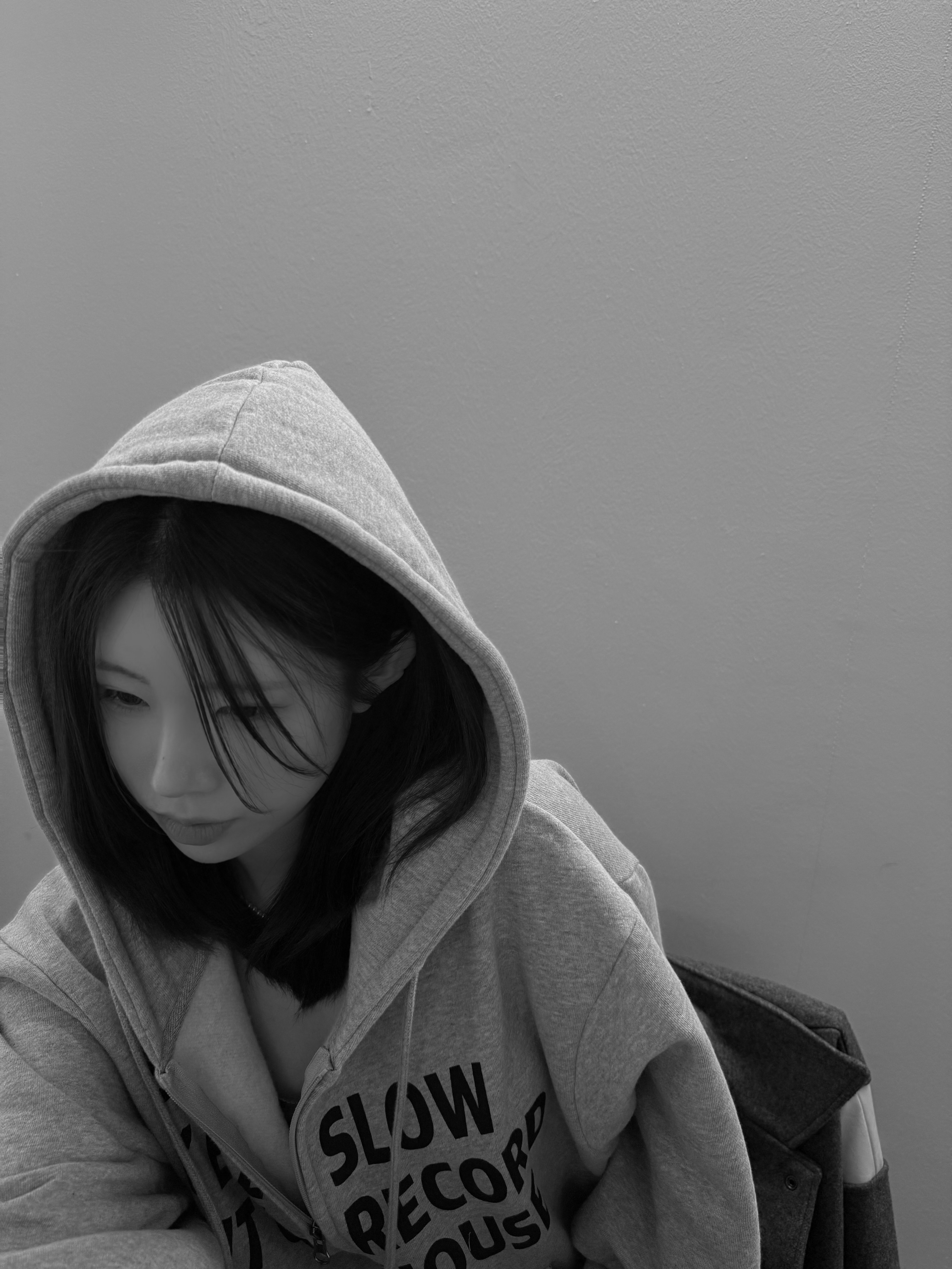 SLOW RECORD HOUSE Typo Star Hood Zip-Up Grey 착용 스타일 - 5
