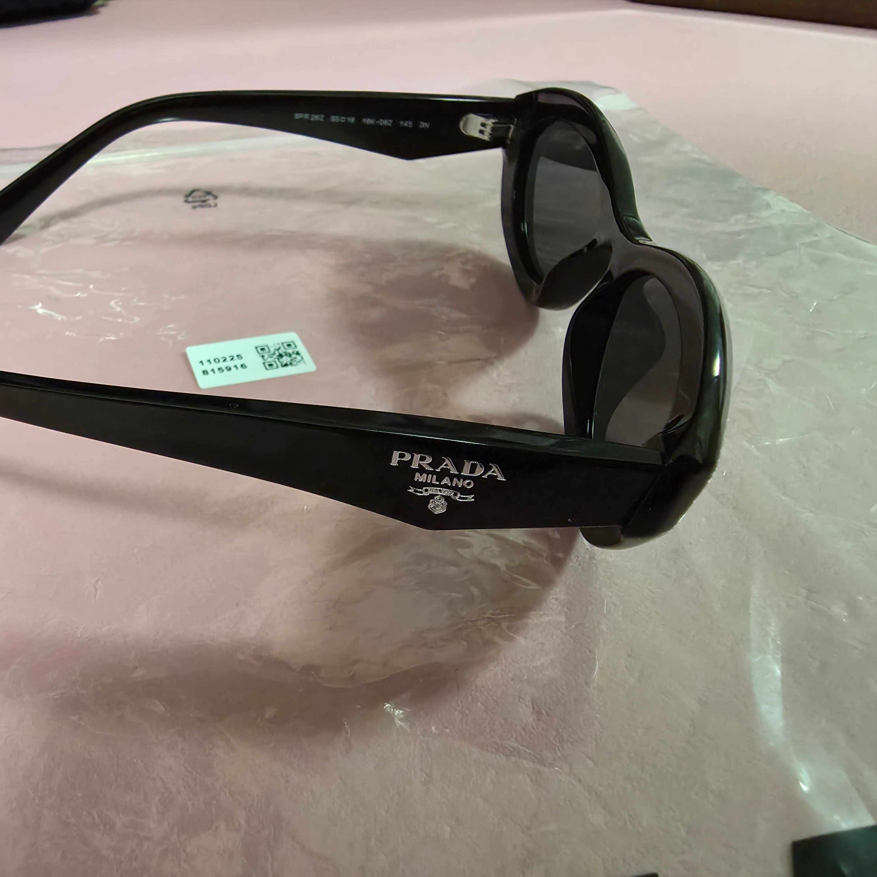 Prada Symbole Sunglasses Slate Gray Lenses Standard Fit 착용 스타일 - 2
