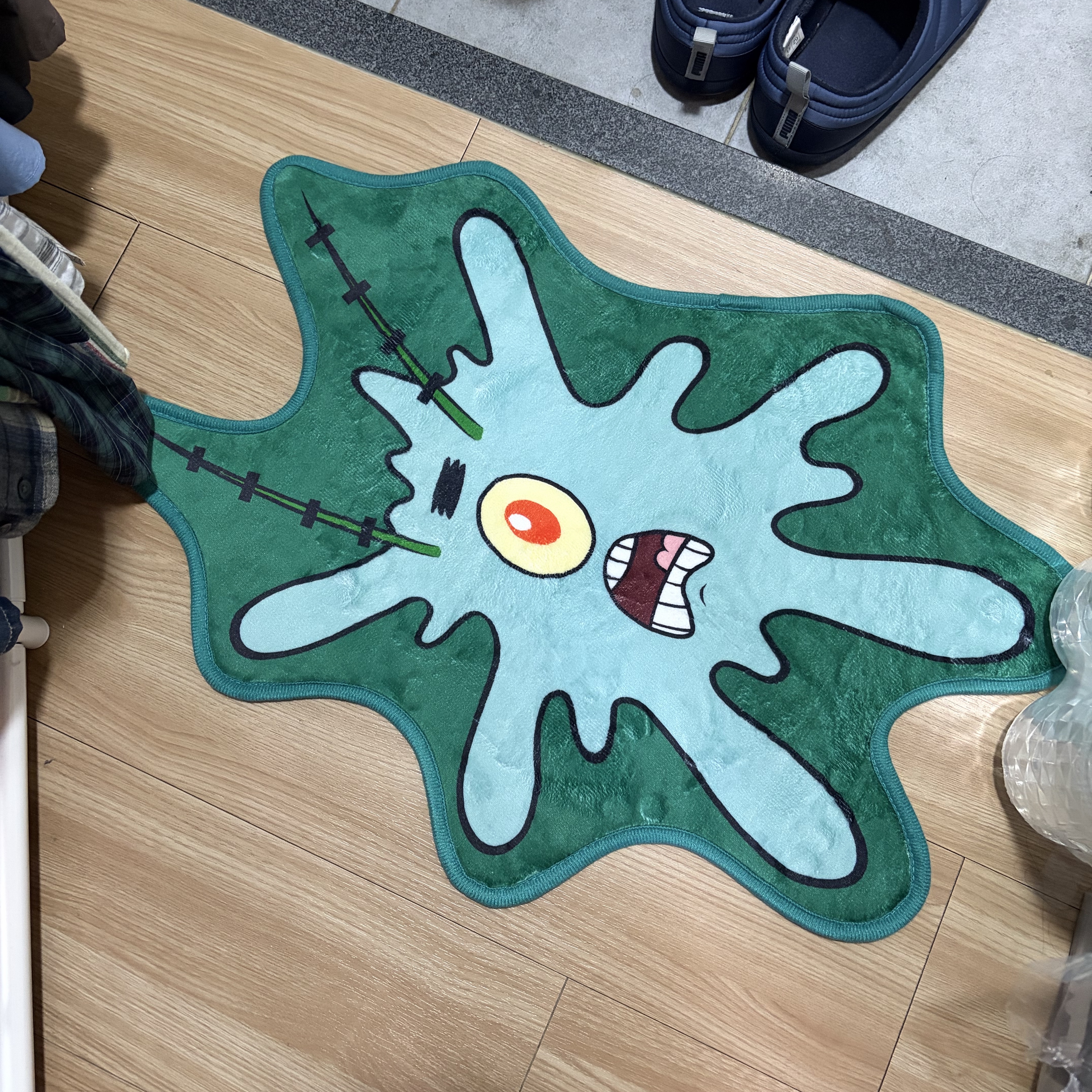 DANCOMMA x SpongeBob SquarePants Flattened Plankton Rug 착용 스타일