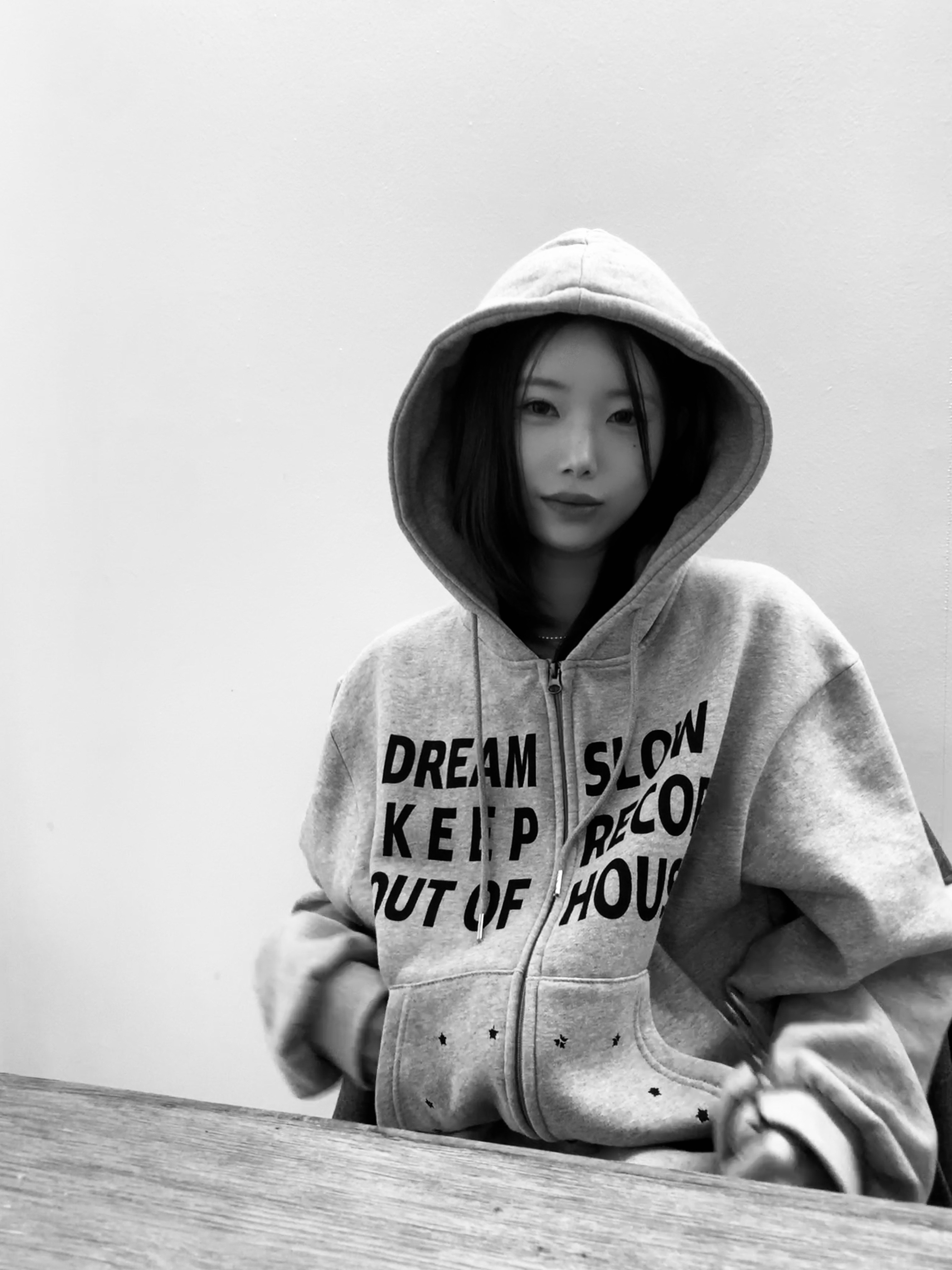SLOW RECORD HOUSE Typo Star Hood Zip-Up Grey 착용 스타일 - 1