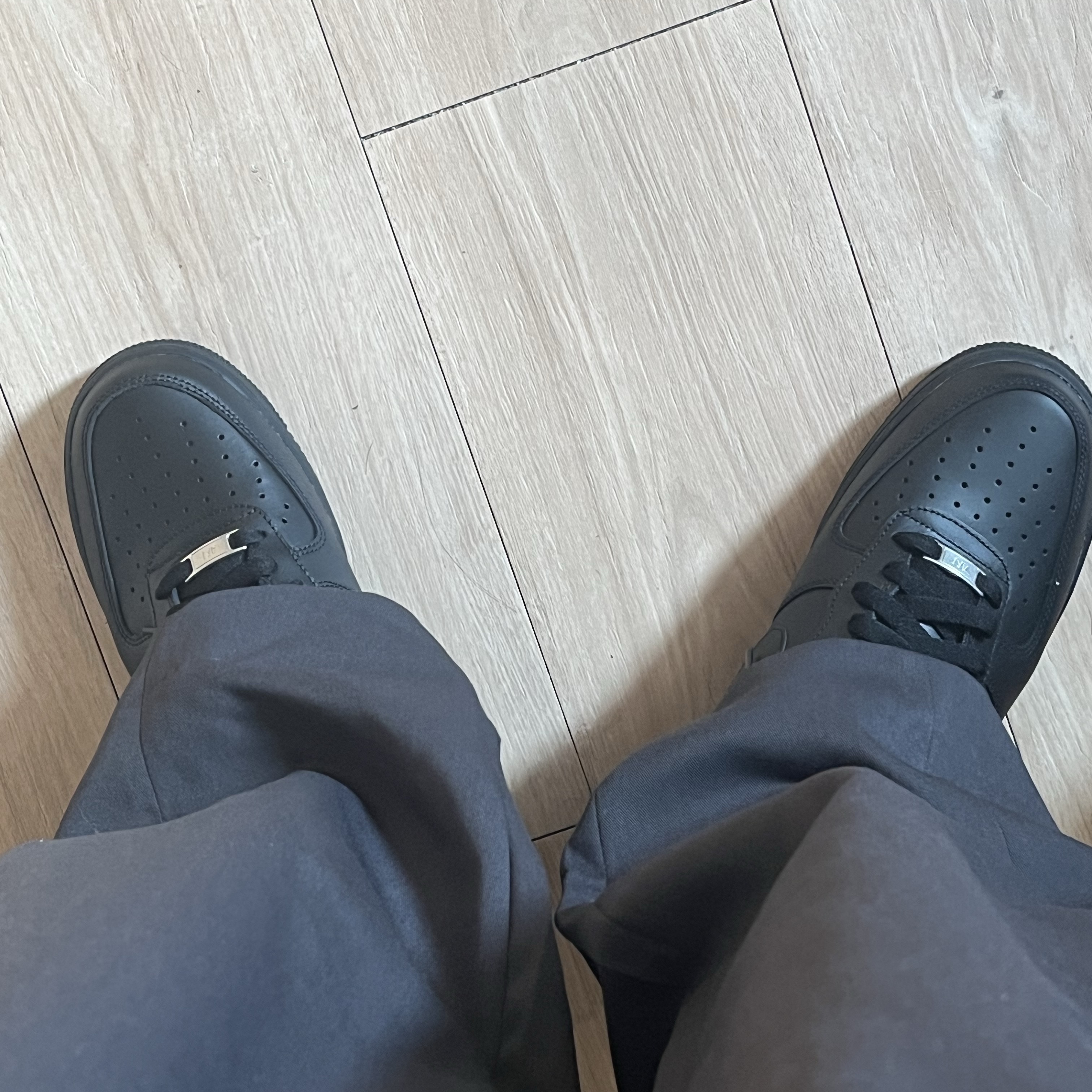 Nike Air Force 1 '07 Low Triple Black 착용 스타일