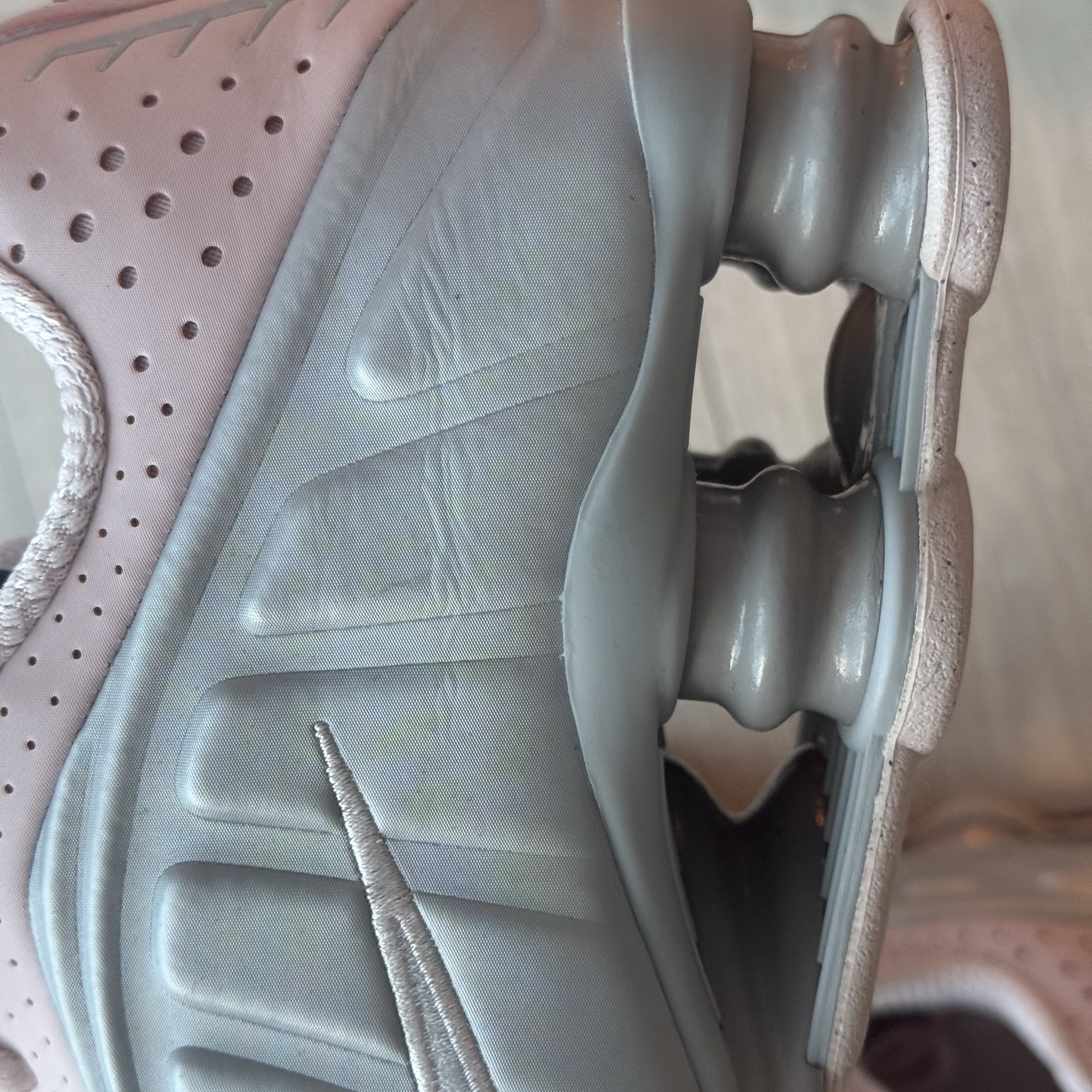 (W) Nike Shox R4 Barely Rose Metallic Platinum 착용 스타일 - 6