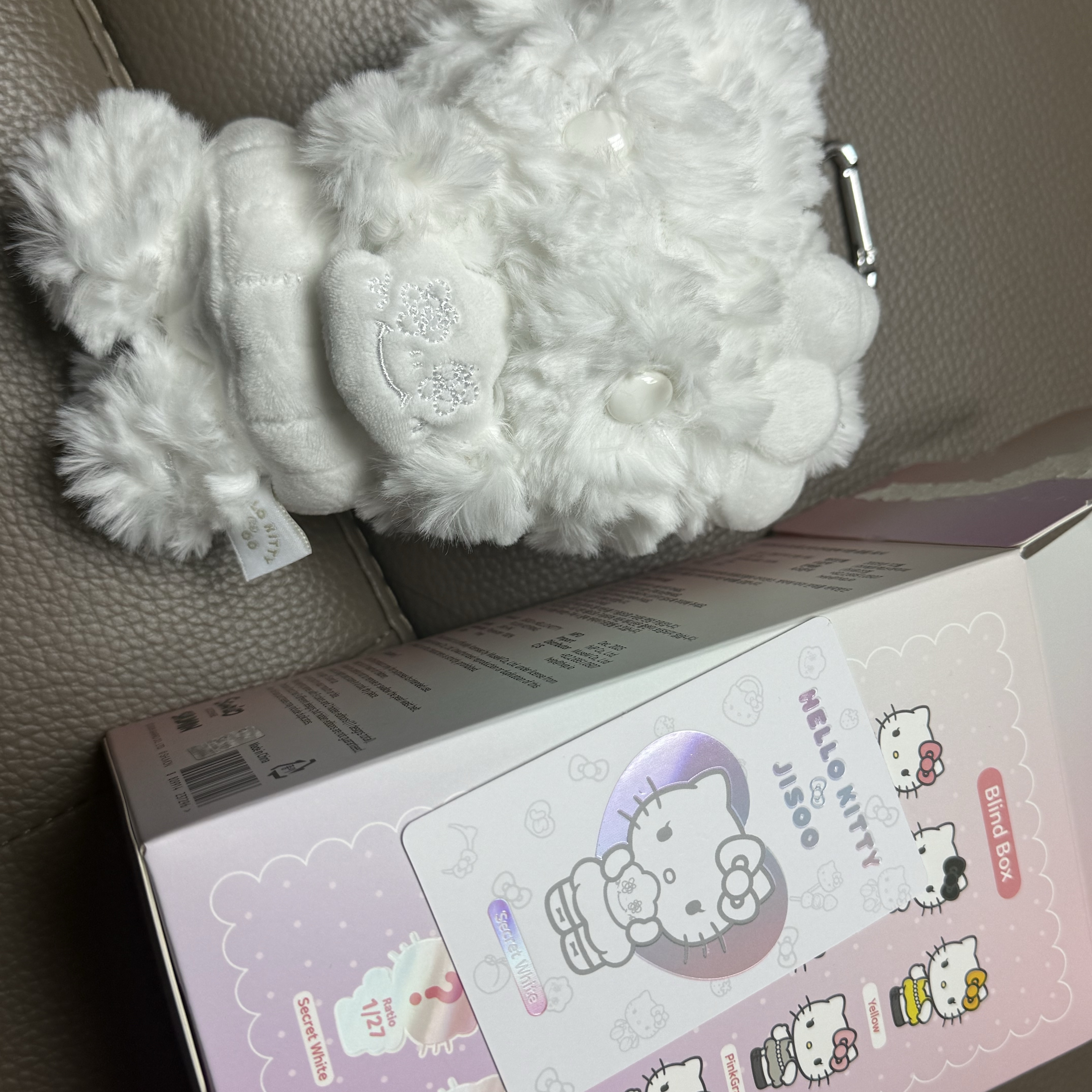 HELLO KITTY x JISOO Random Plush Keychain (1 Blind Box) 착용 스타일