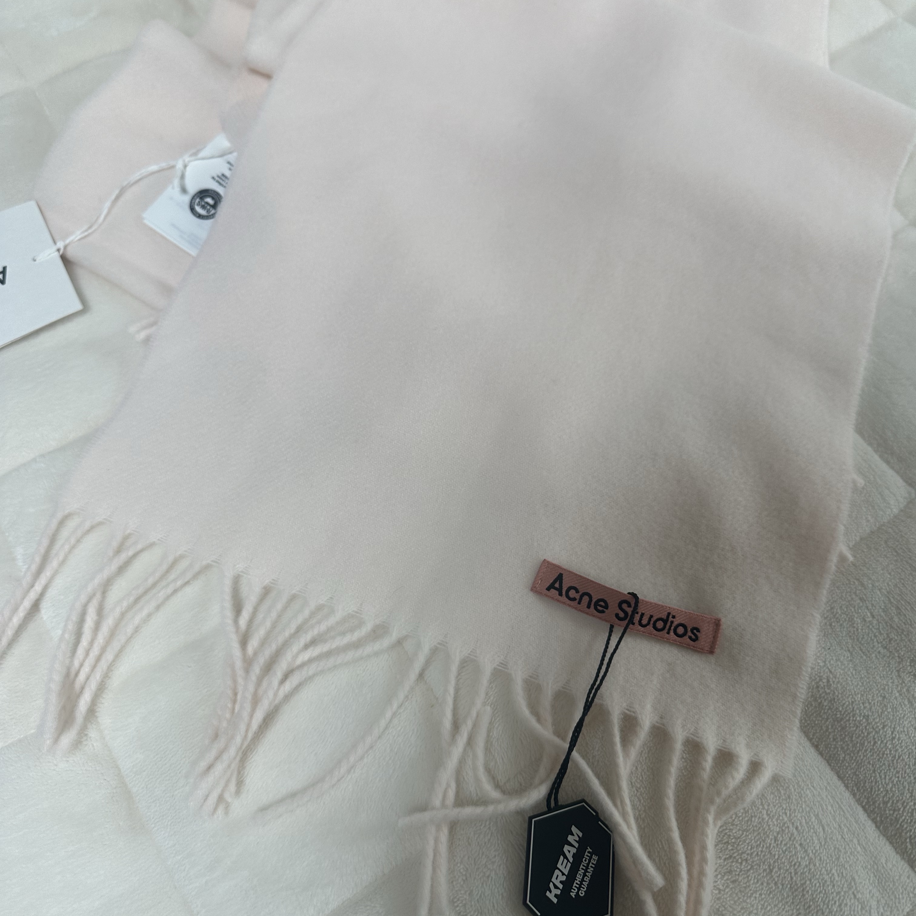 Acne Studios Fringe Wool Muffler Warm White 착용 스타일 - 1