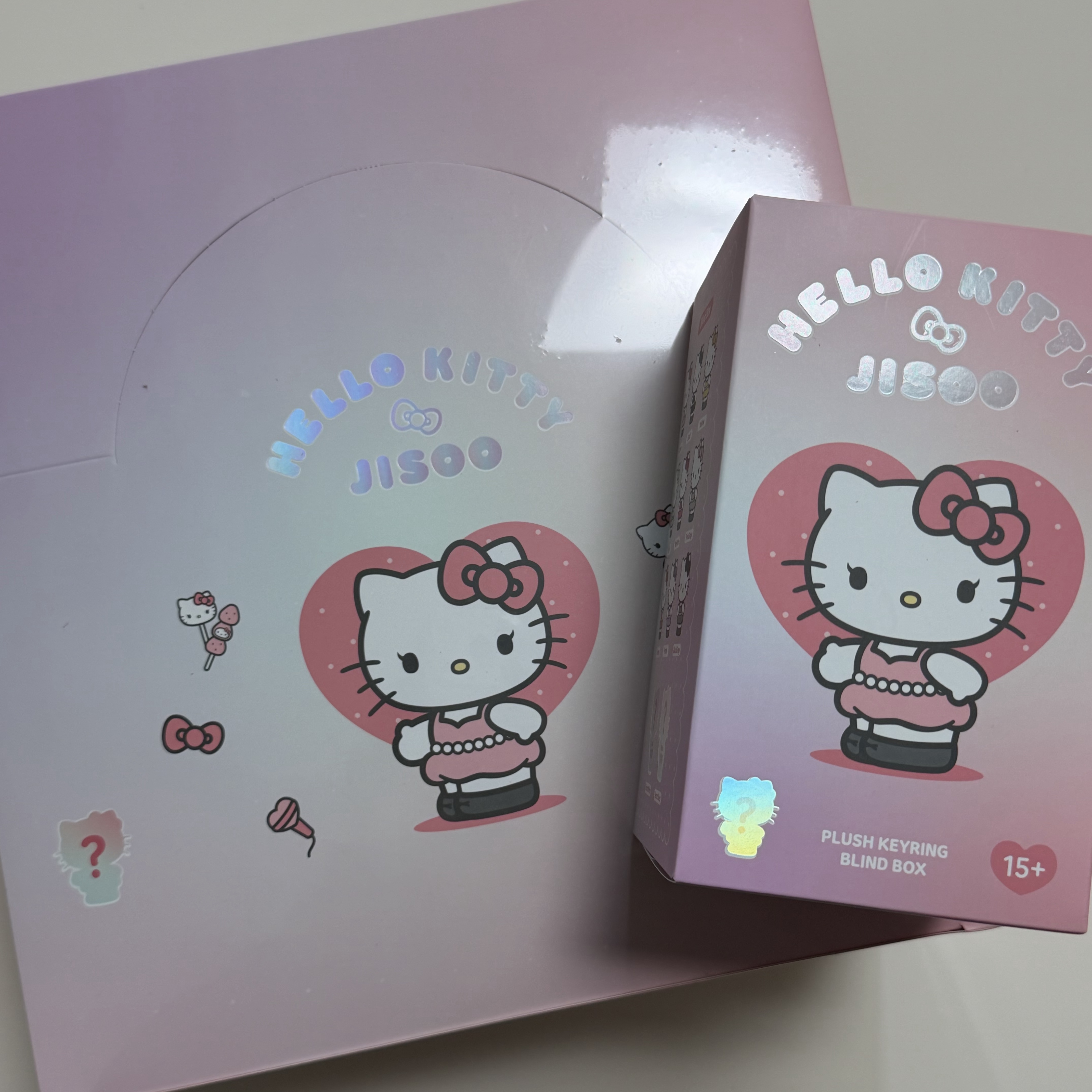 HELLO KITTY x JISOO Random Plush Keychain Set (Set of 9) 착용 스타일 - 1