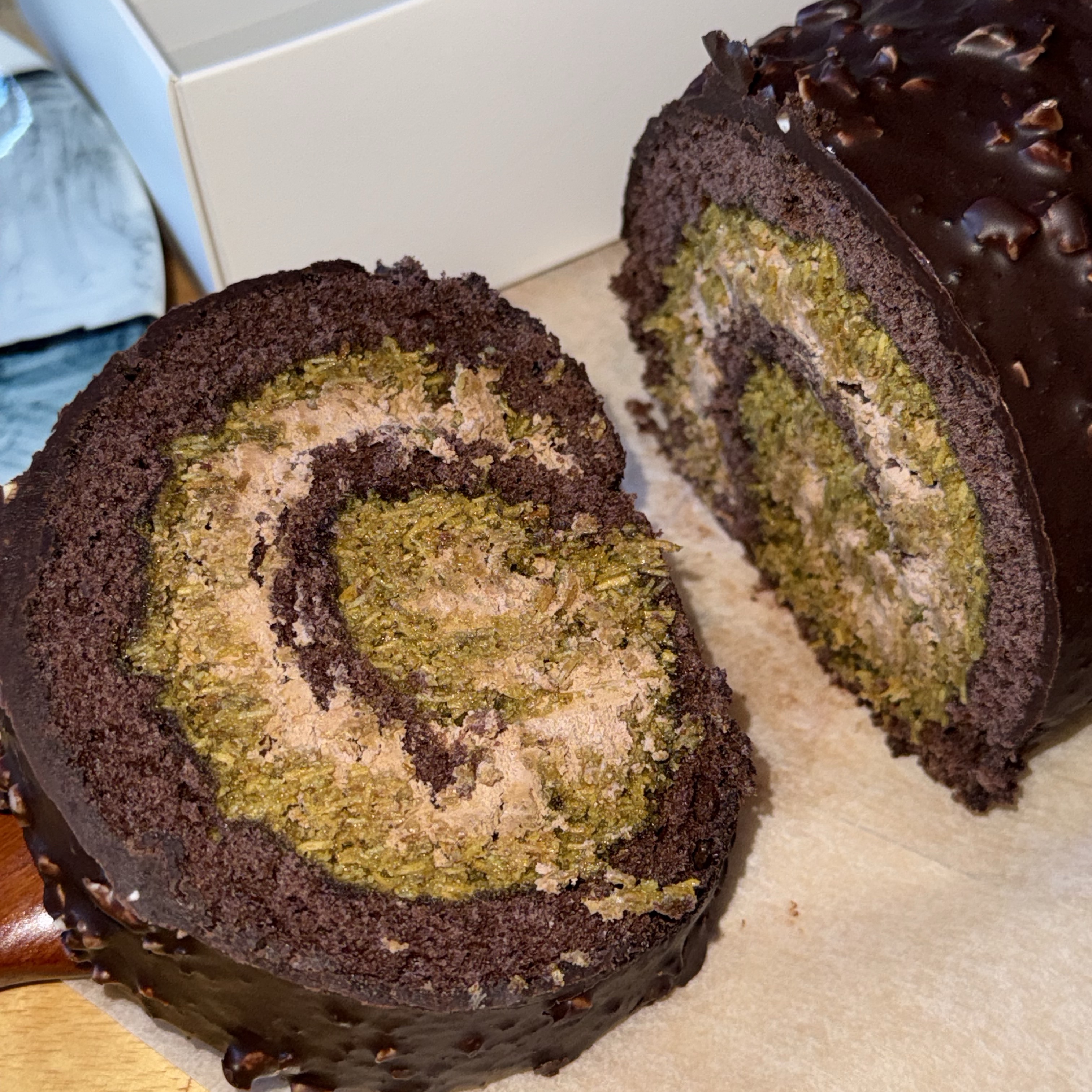 [KREAM 단독] tongtonge Dubai Style Chocolate Roll Cake 착용 스타일