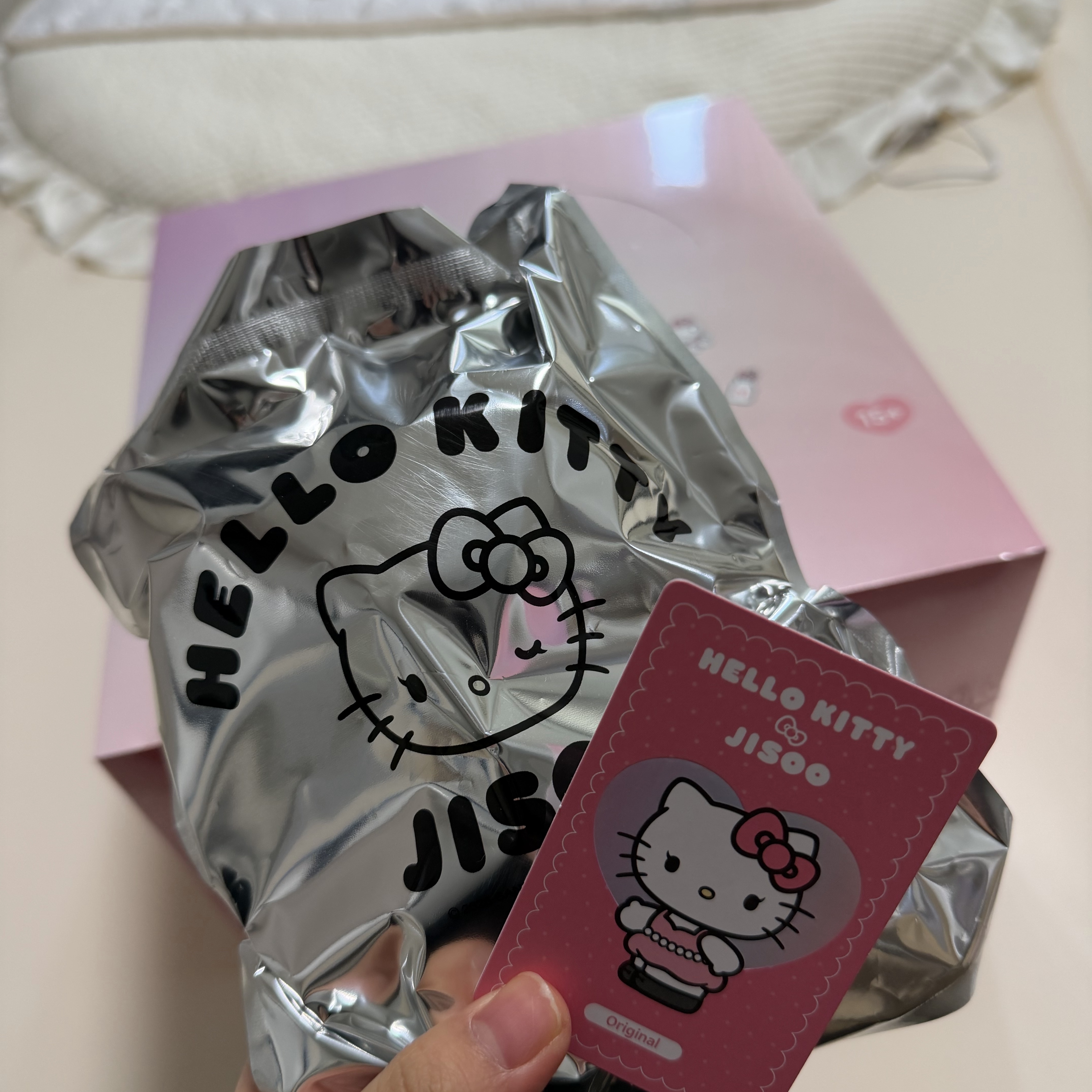 HELLO KITTY x JISOO Random Plush Keychain Set (Set of 9) 착용 스타일 - 3