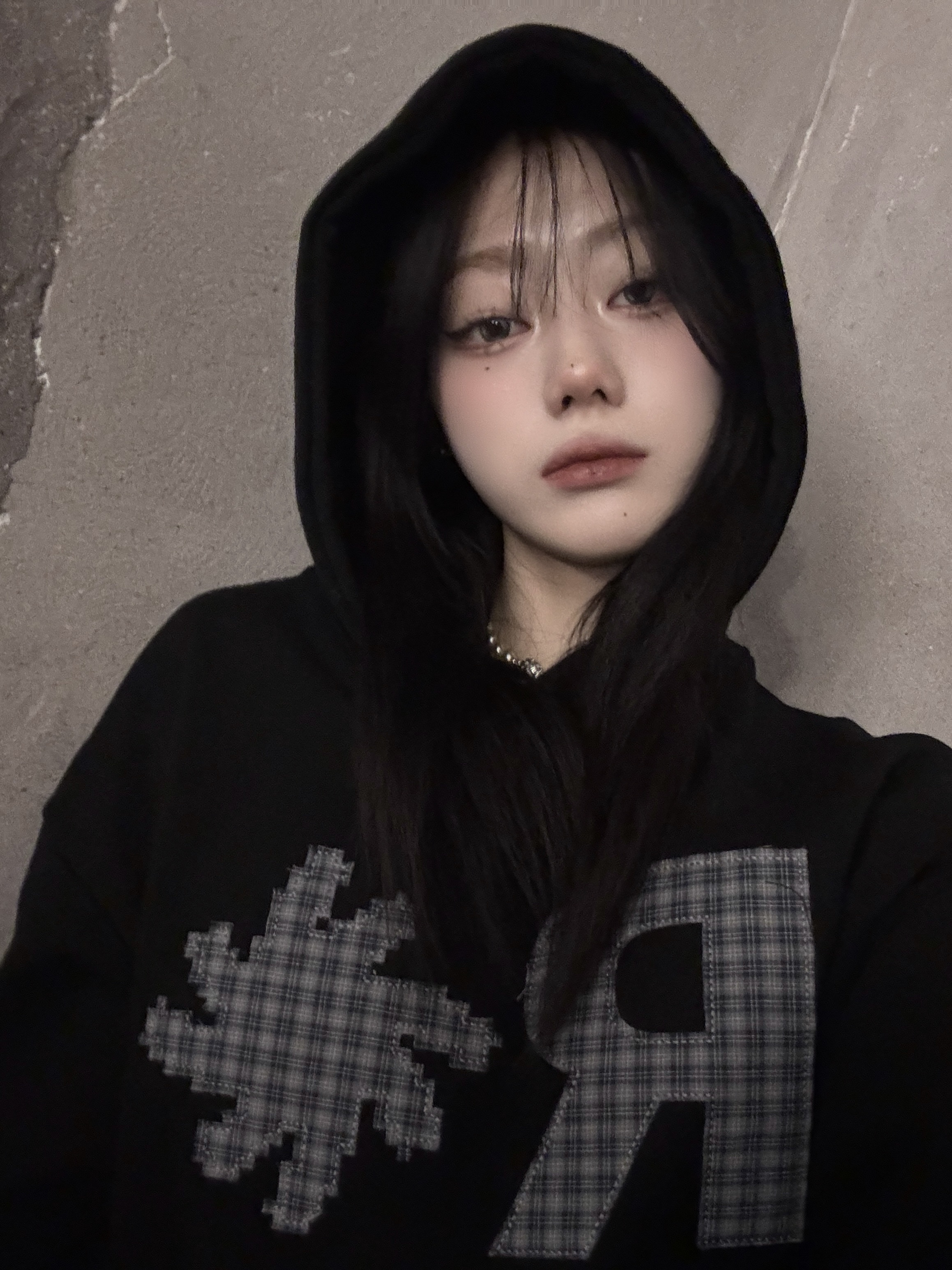 SLOW RECORD HOUSE Check Patch Hoodie Black 착용 스타일 - 4