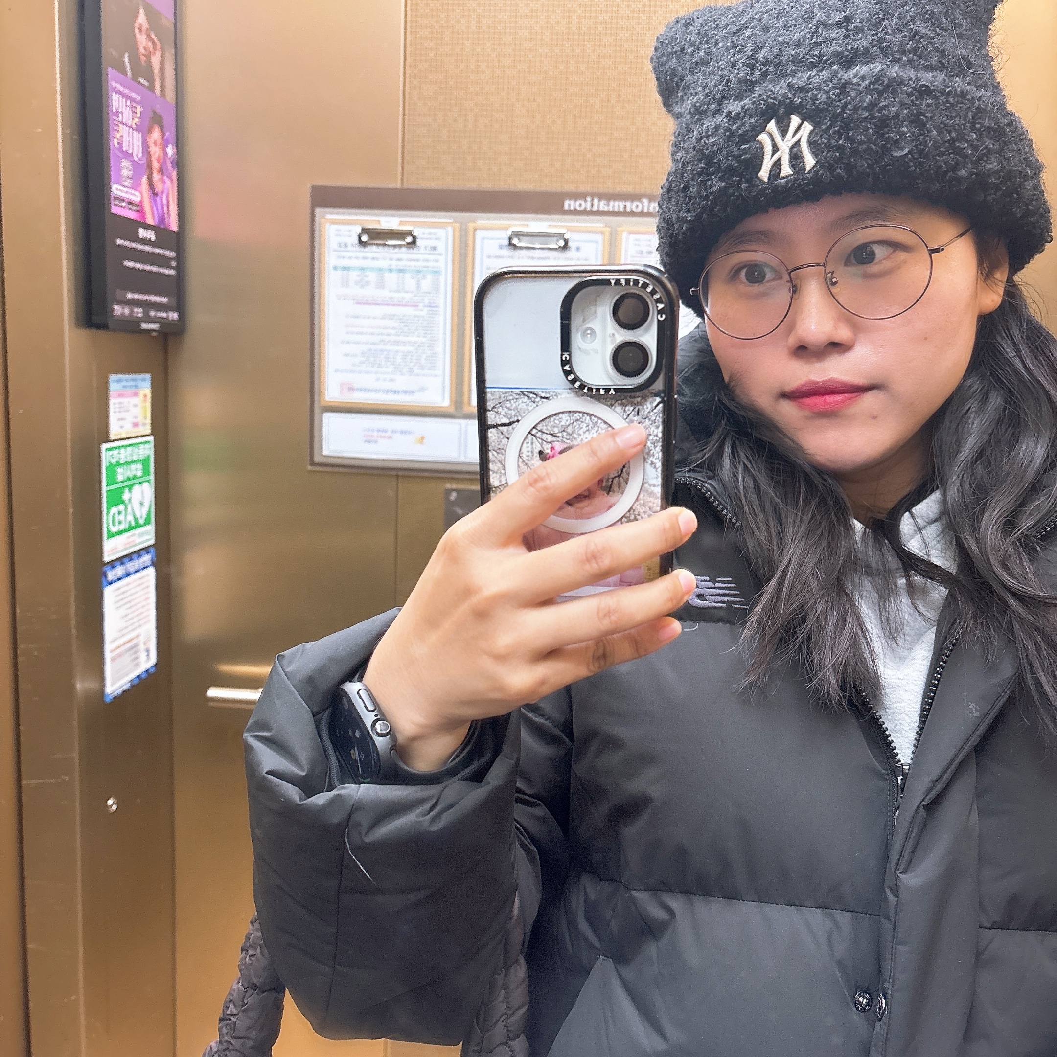 MLB Plush Meowing Beanie Black 착용 스타일