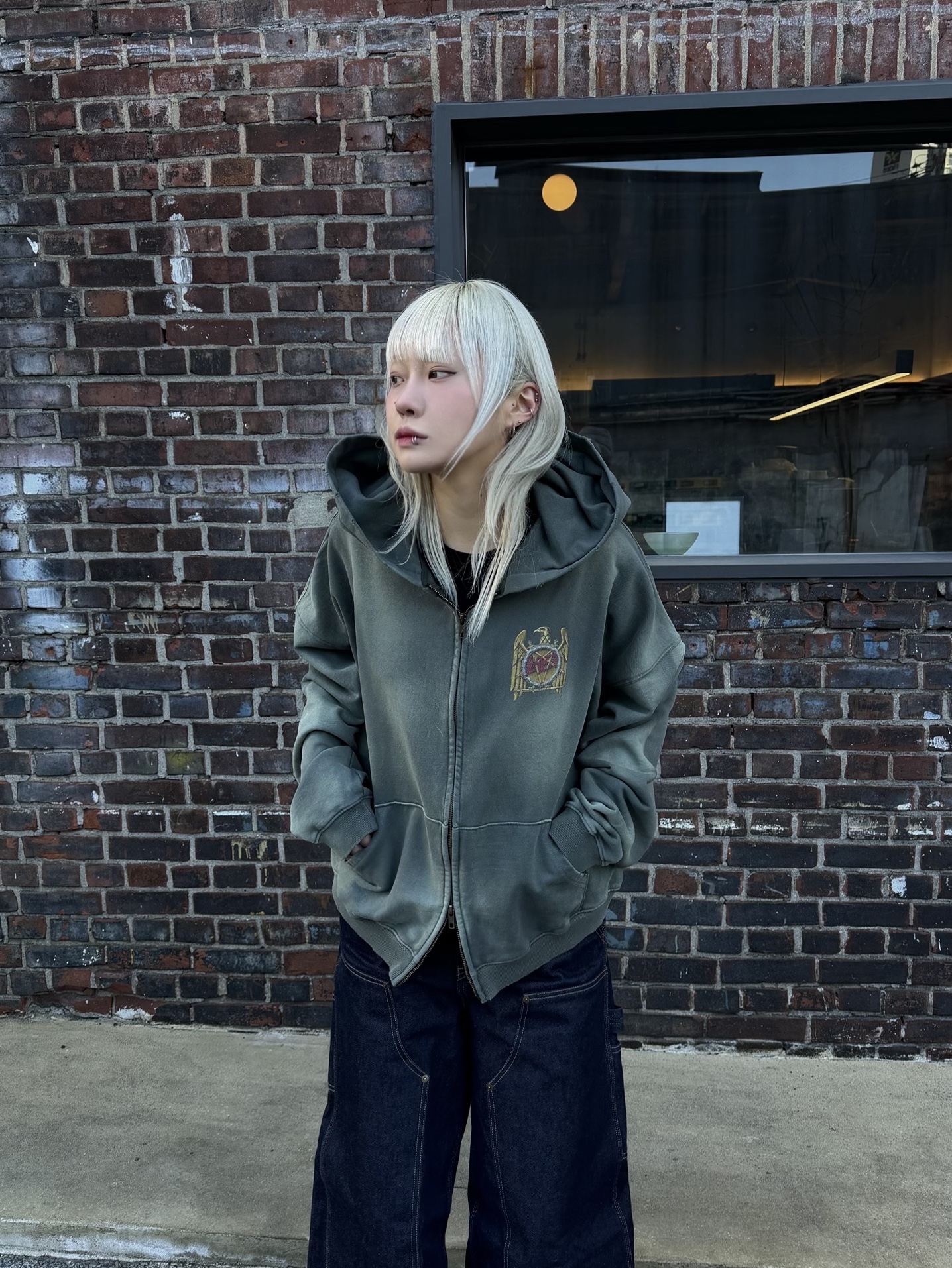 SLAYER Undermycar Gold Eagle Vintage Washed Zipped Hoodie Khaki 착용 스타일 - 3