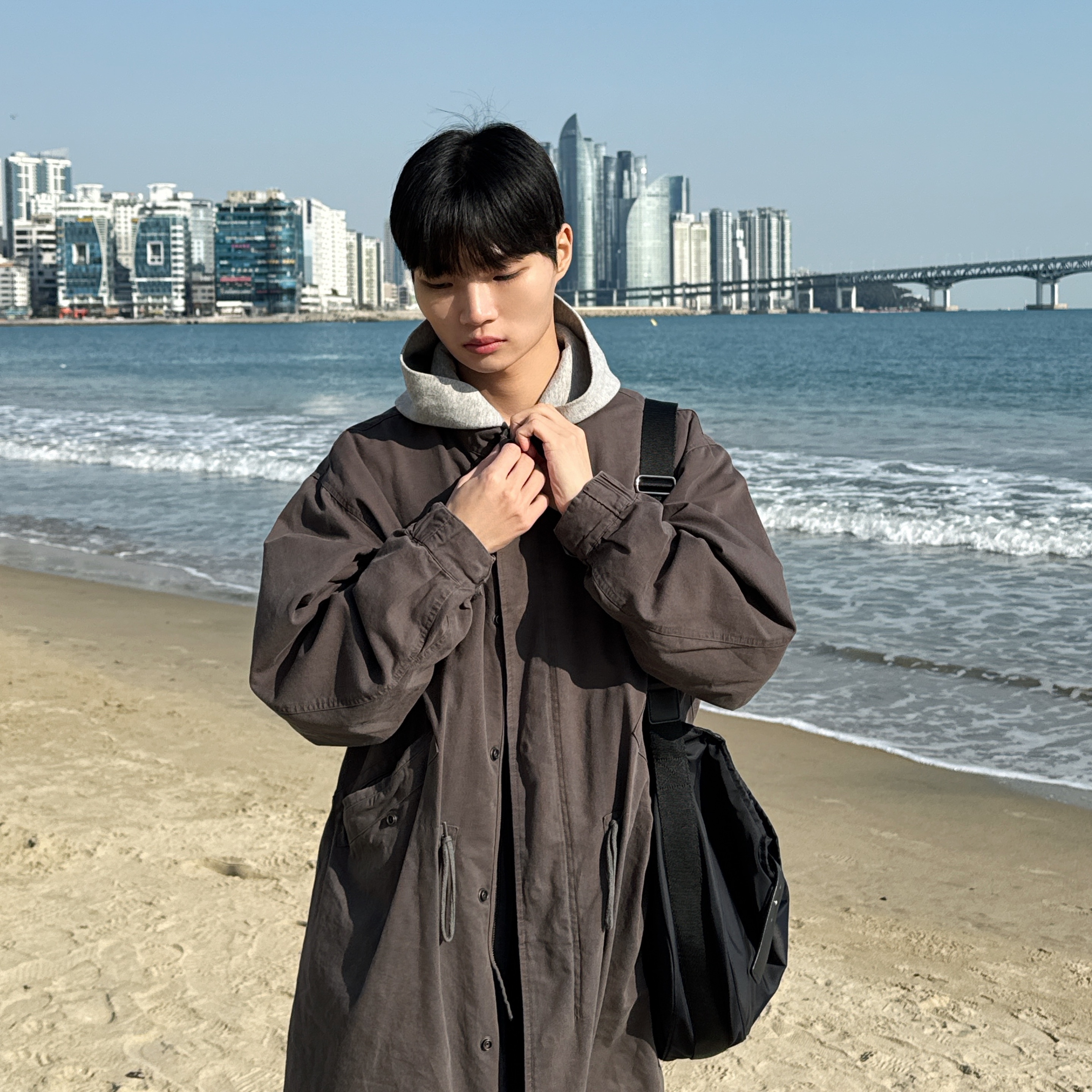 Hatchingroom Mods Parka Washed Mud Brown, Nike Air Force 1 '07 Low Triple Black 착용 스타일 - 2