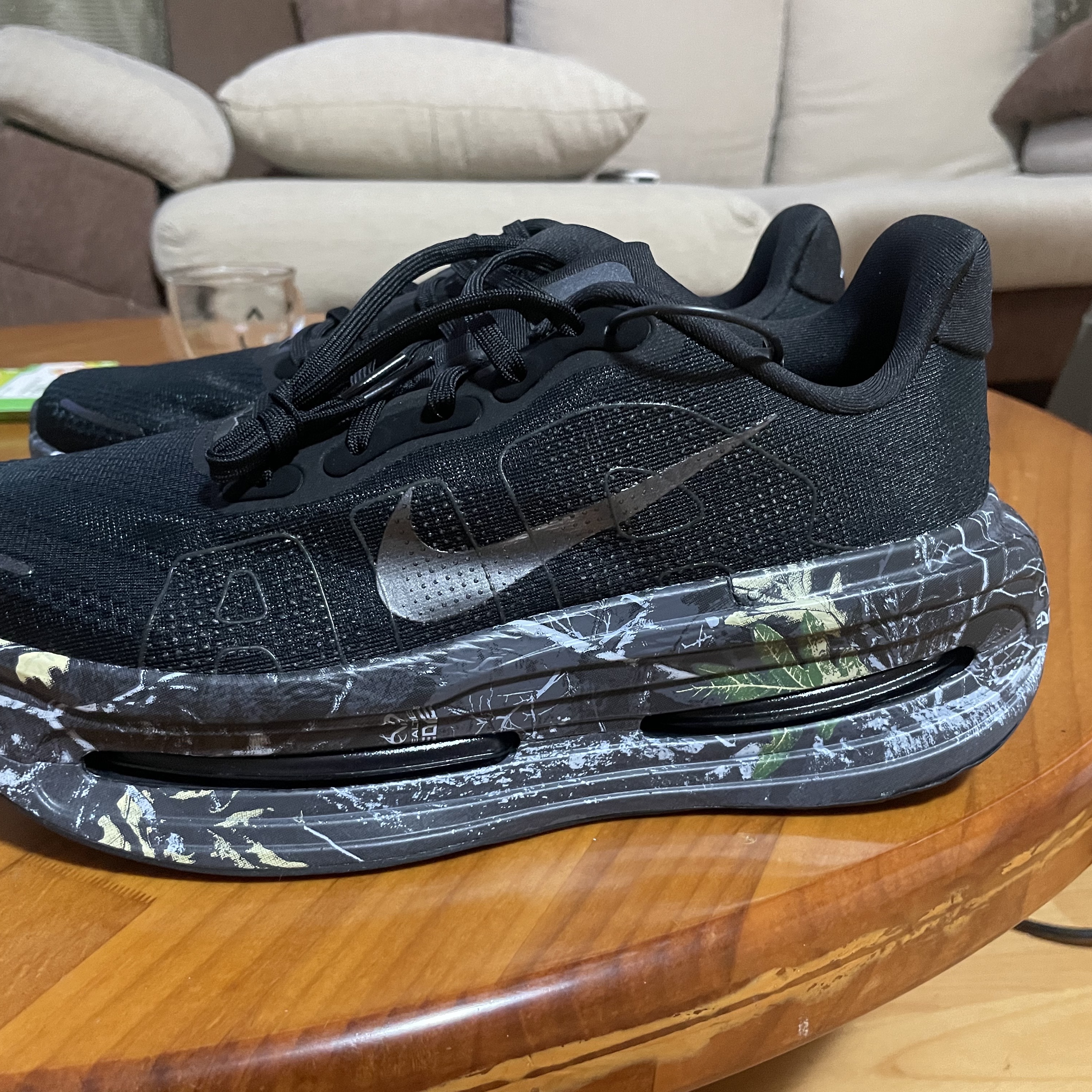 Nike Vomero Premium Black Dark Smoke Grey 착용 스타일