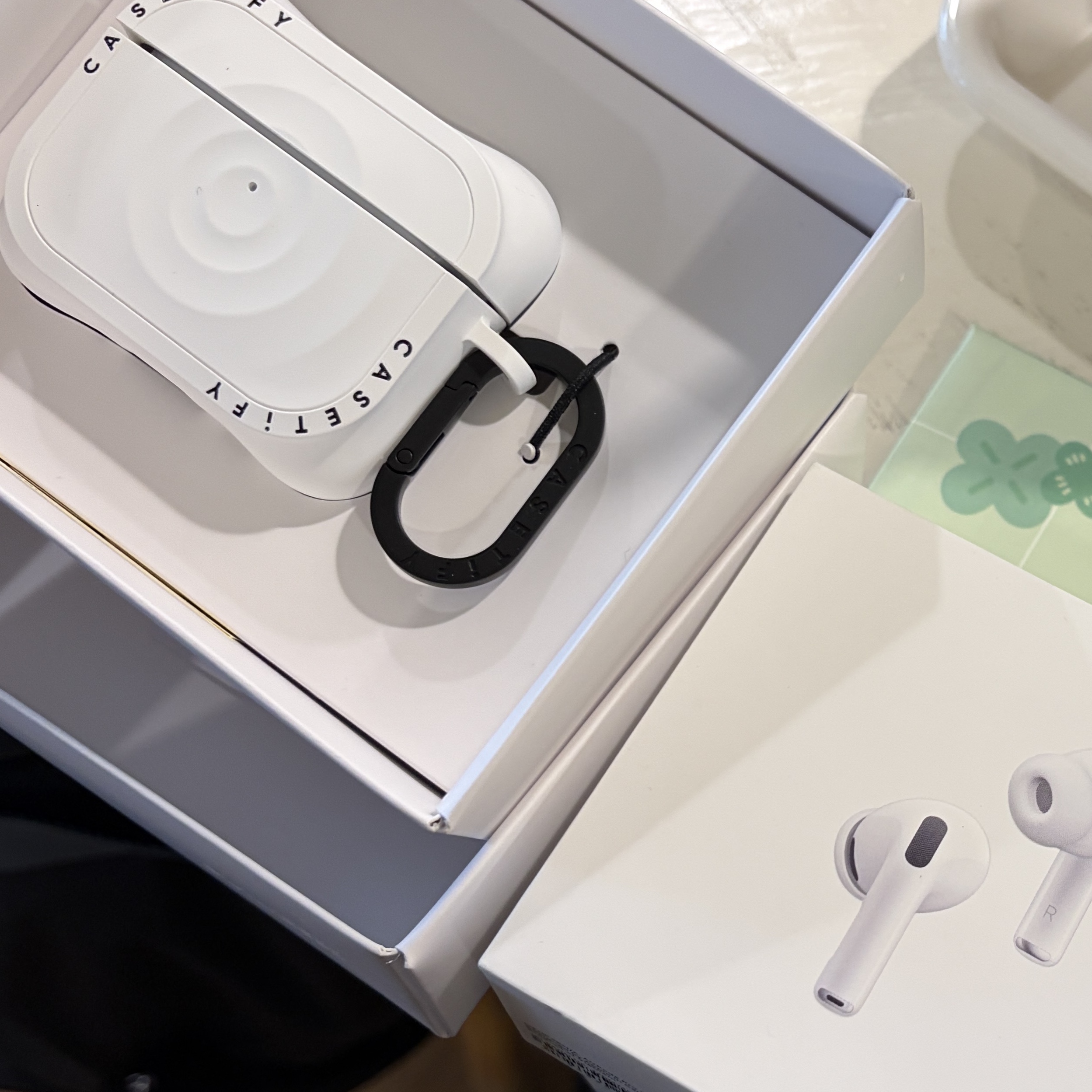Apple AirPods Pro 3rd Gen (Korean Ver.), Casetify Essentials Ripple AirPods Pro 3rd Case White 착용 스타일