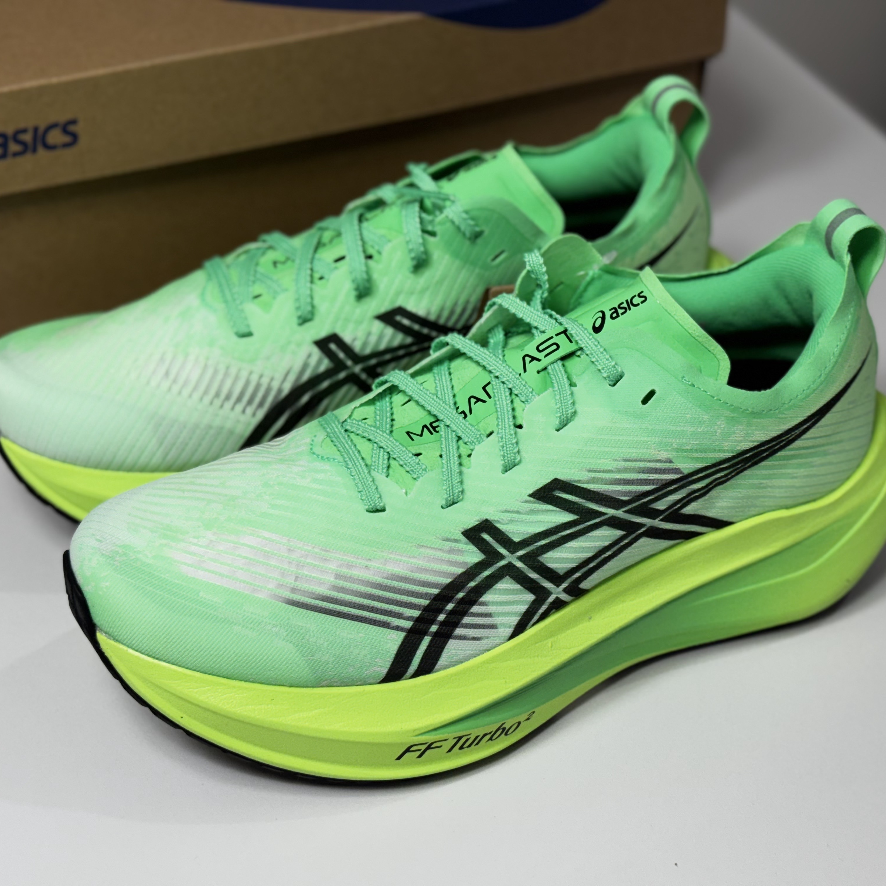 Asics Megablast Vital Green Black 착용 스타일