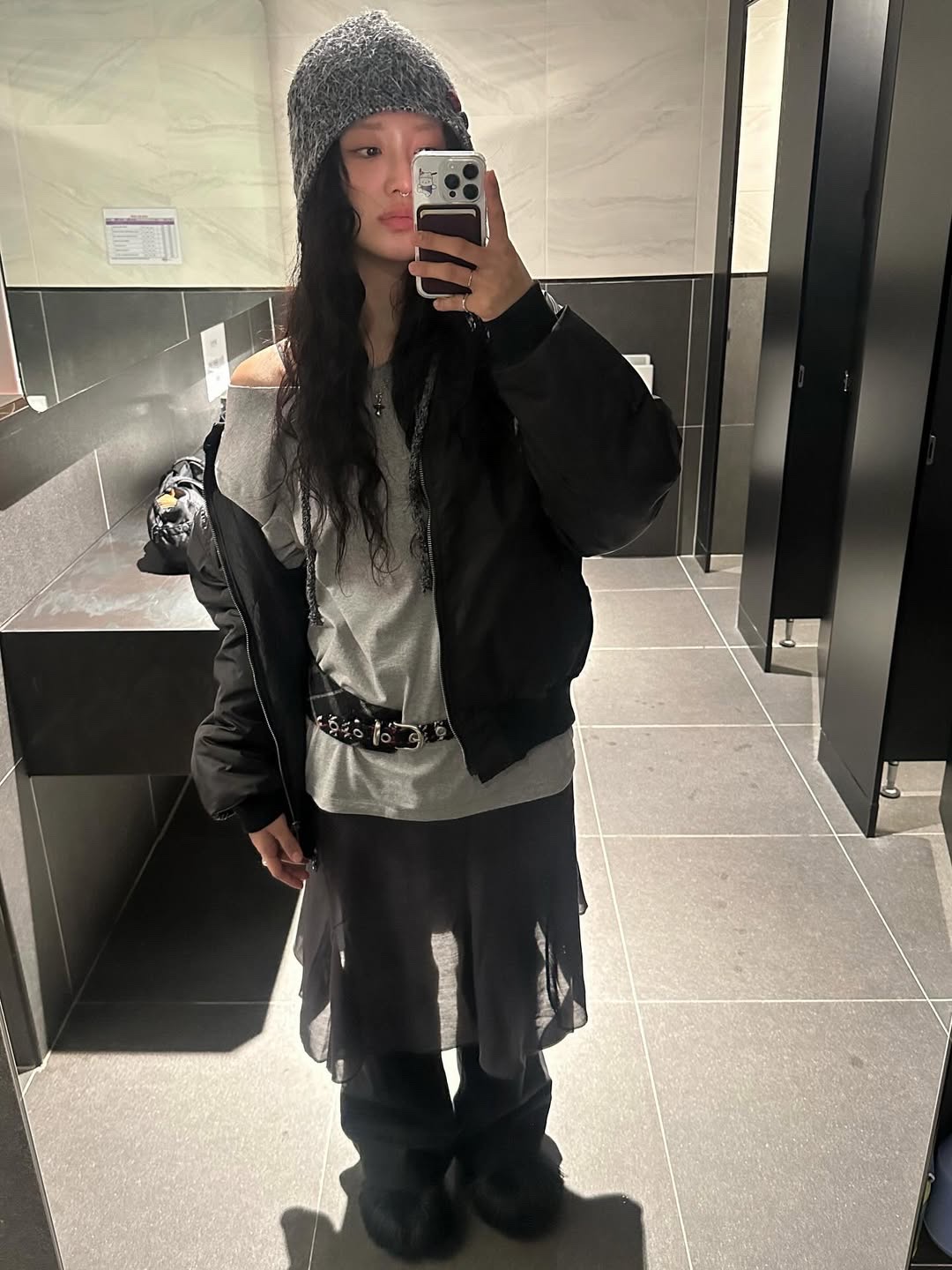 SOMSOC Fuzzy Earflab Beanie Chacoal, SOMSOC Halo Contrast Check Belt Black 착용 스타일