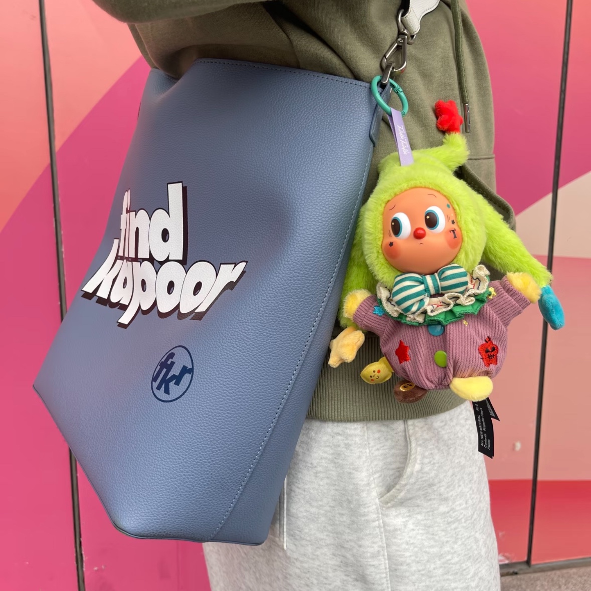 Pop Mart Why So Serious Series Vinyl Plush Pendant Bubblegum (Opened Case) 착용 스타일
