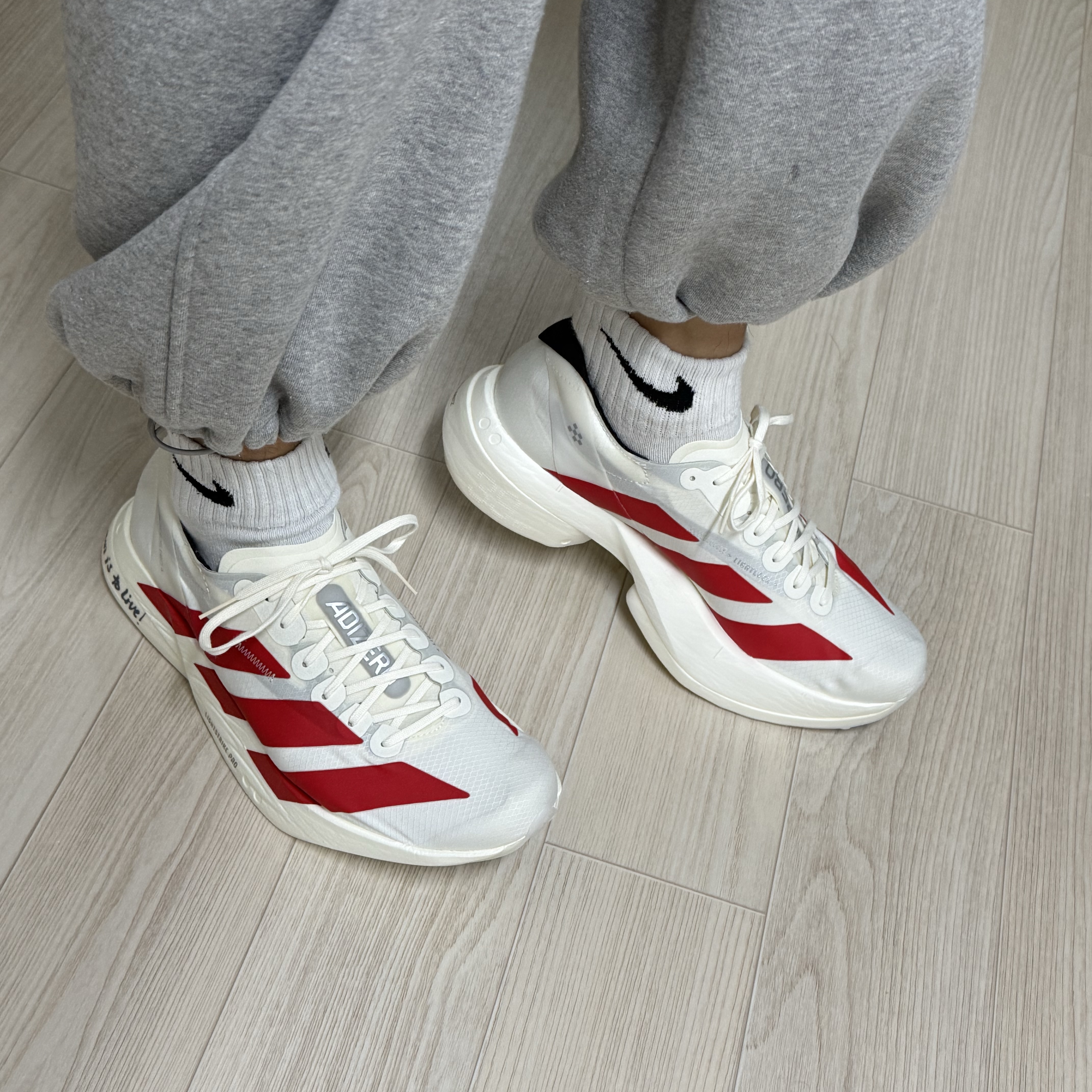Adidas Adizero Adios Pro 4 Off White Better Scarlet 착용 스타일