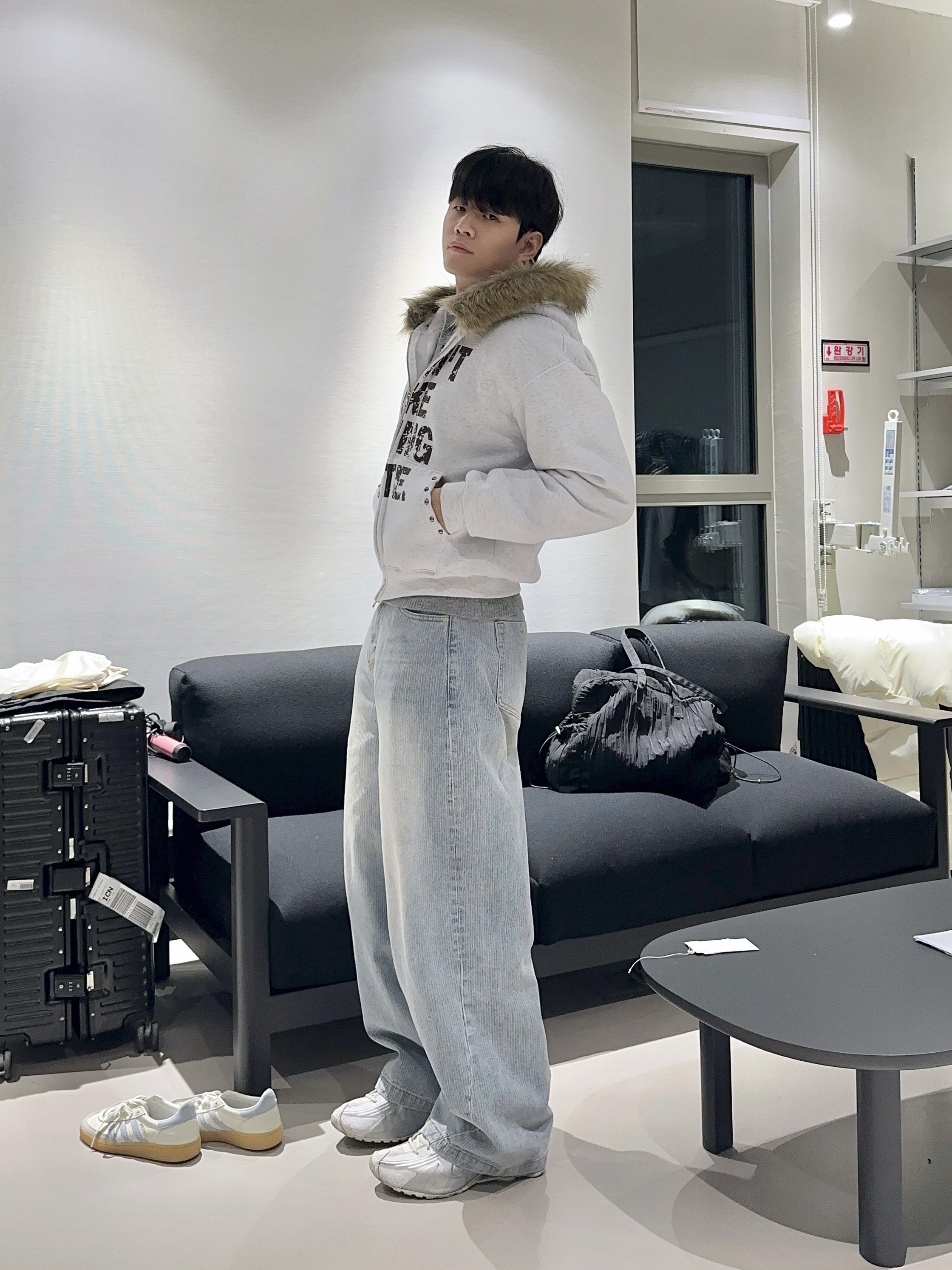 (W) Nike Shox R4 White Metallic Silver, noun Corduroy Denim Pants Light Blue 착용 스타일 - 3