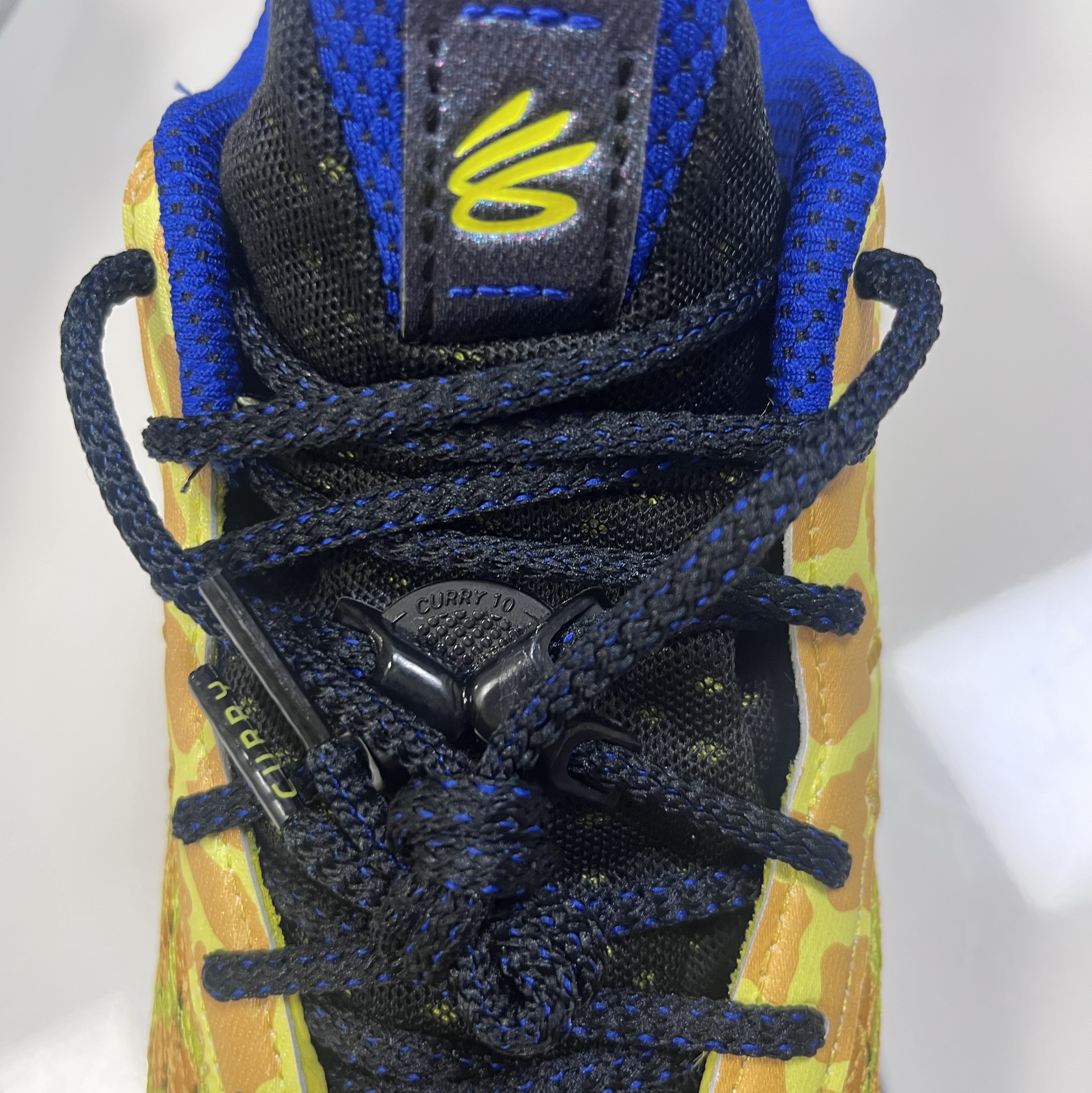Under Armour Curry Flow 10 Double Bang Steeltown Gold Black 착용 스타일 - 4