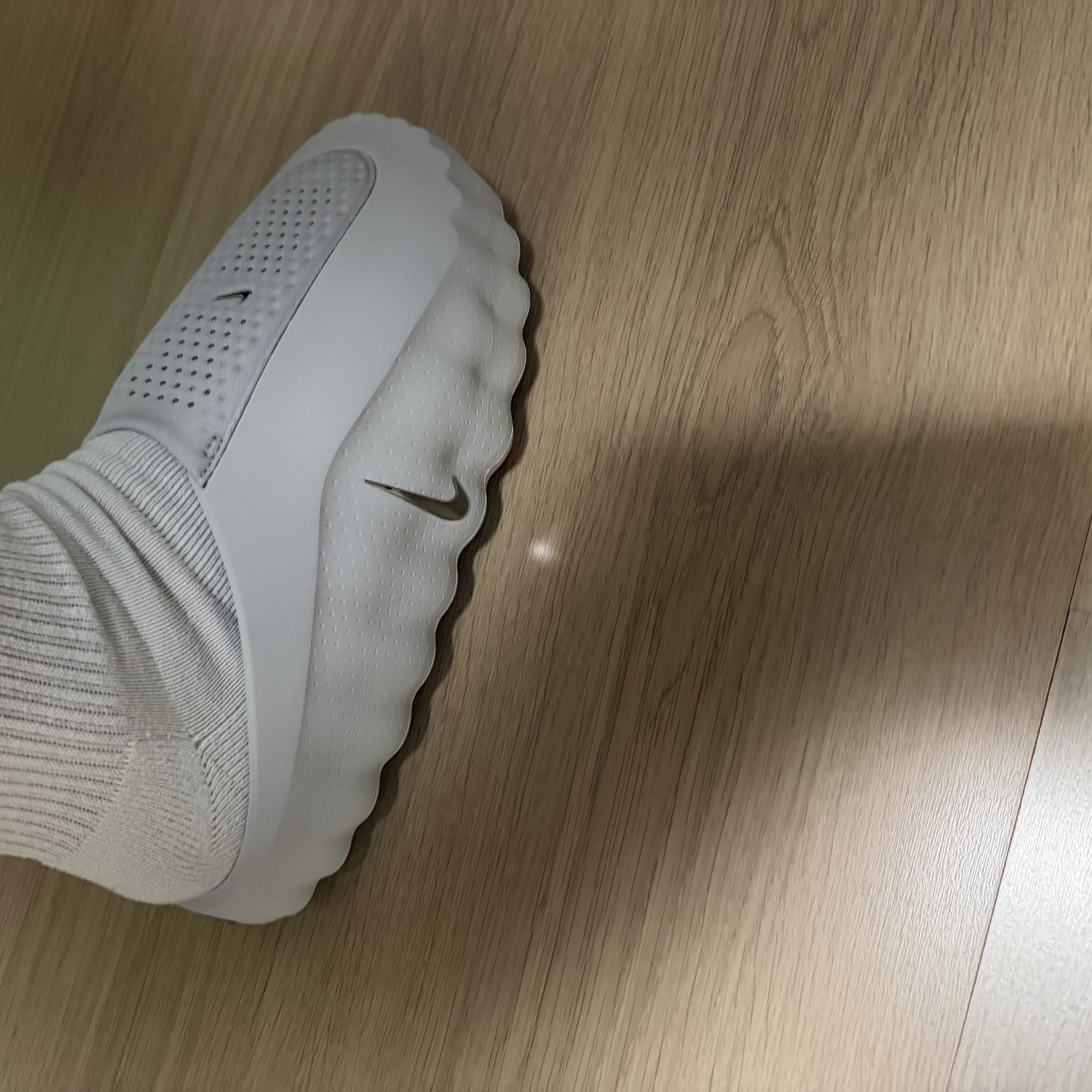 Nike Mind 001 Light Smoke Grey Chrome 착용 스타일