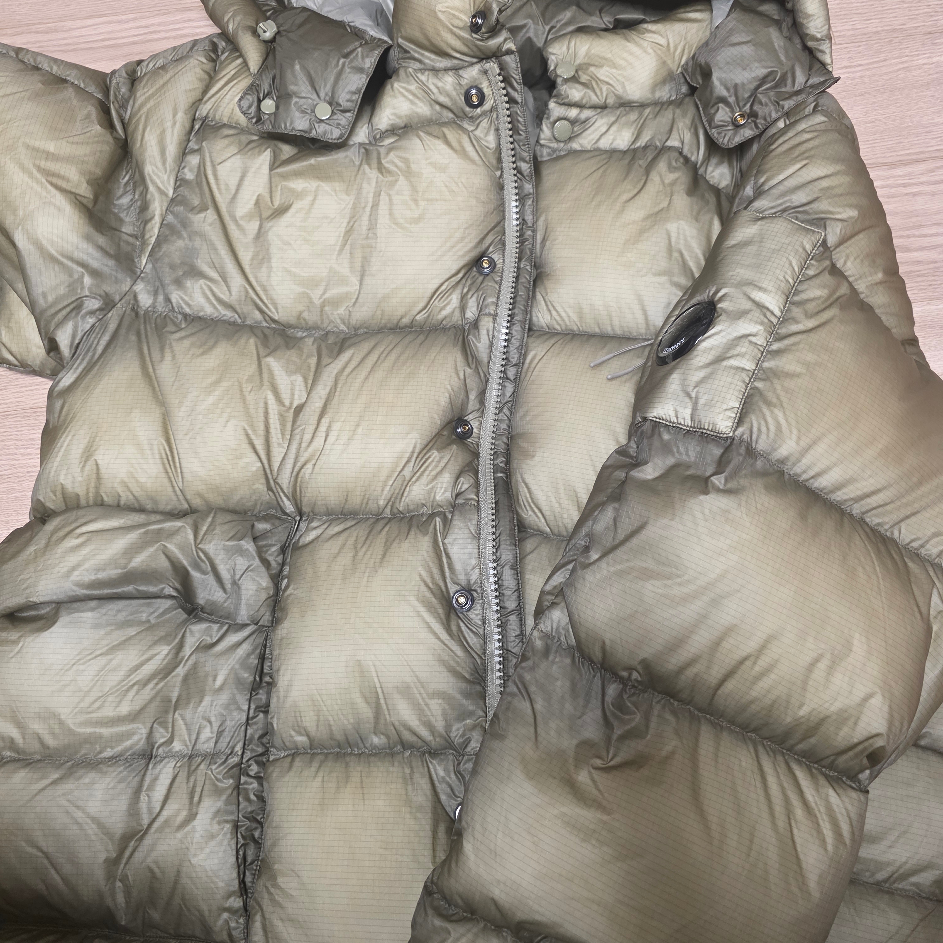 C.P. Company D.D. Shell Detachable Hood Down Jacket Fungi Grey - 25FW 착용 스타일