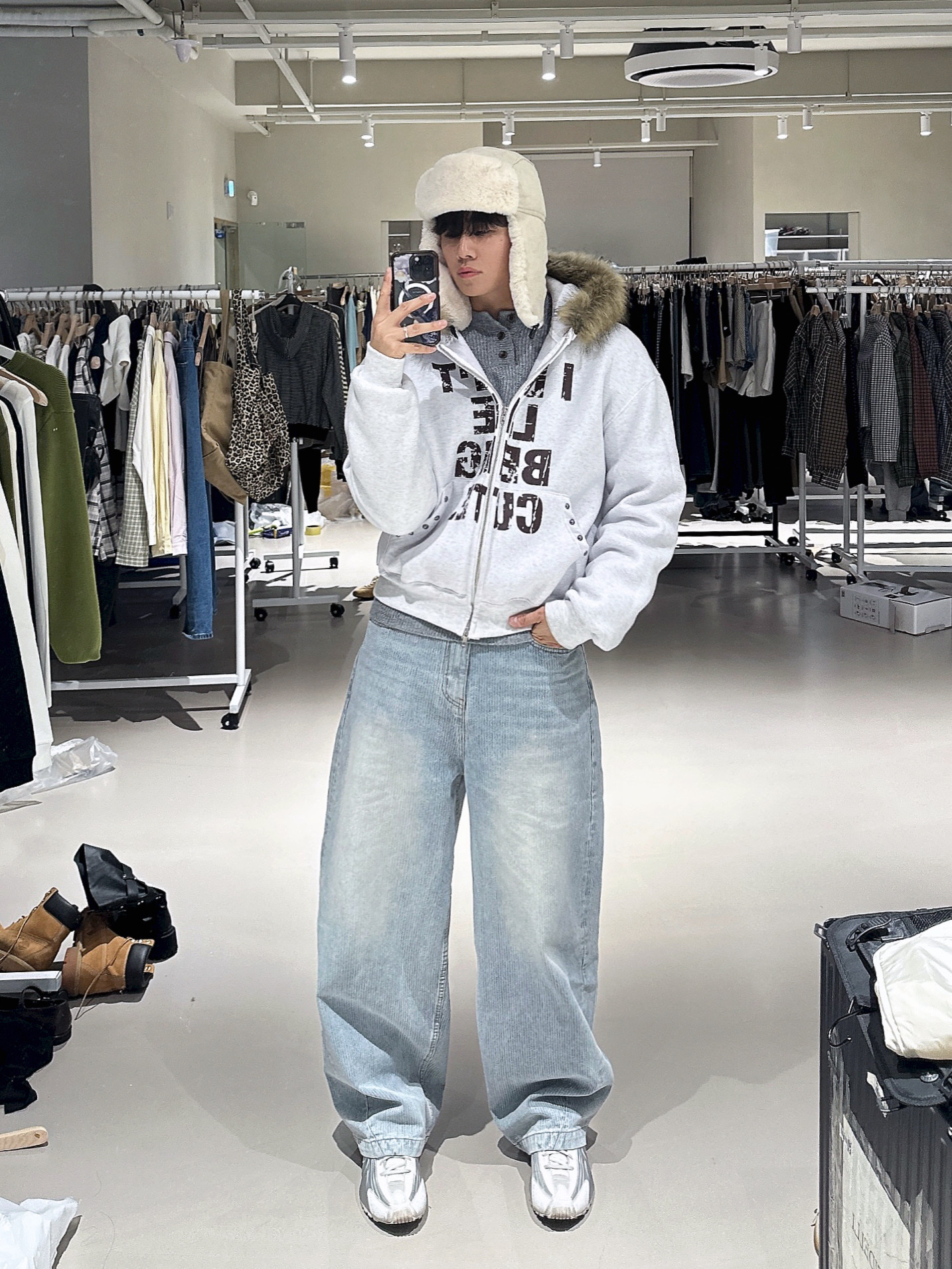 (W) Nike Shox R4 White Metallic Silver, noun Corduroy Denim Pants Light Blue 착용 스타일 - 1