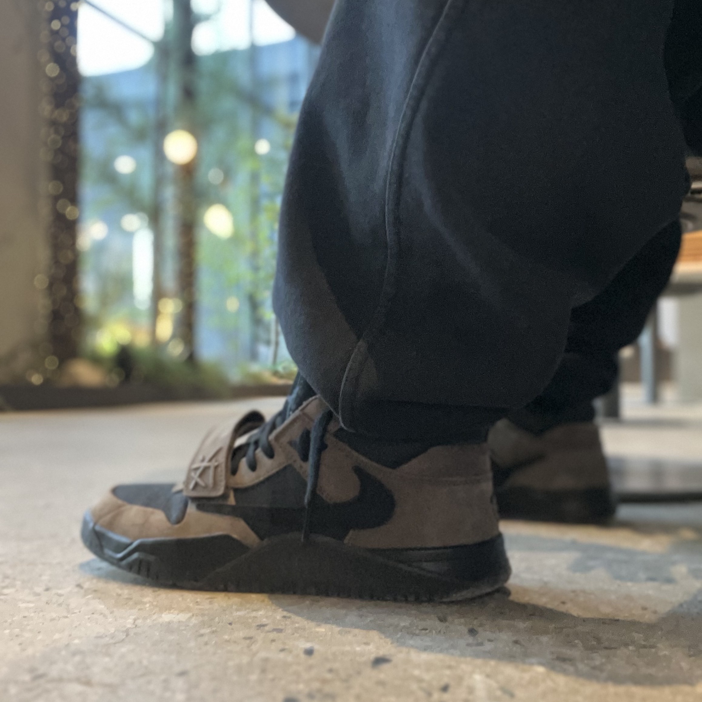 Jordan x Travis Scott Jumpman Jack TR Black and Dark Mocha, Nike x Stussy Washed Fleece Pants Black (FN5235-010) 착용 스타일 - 1