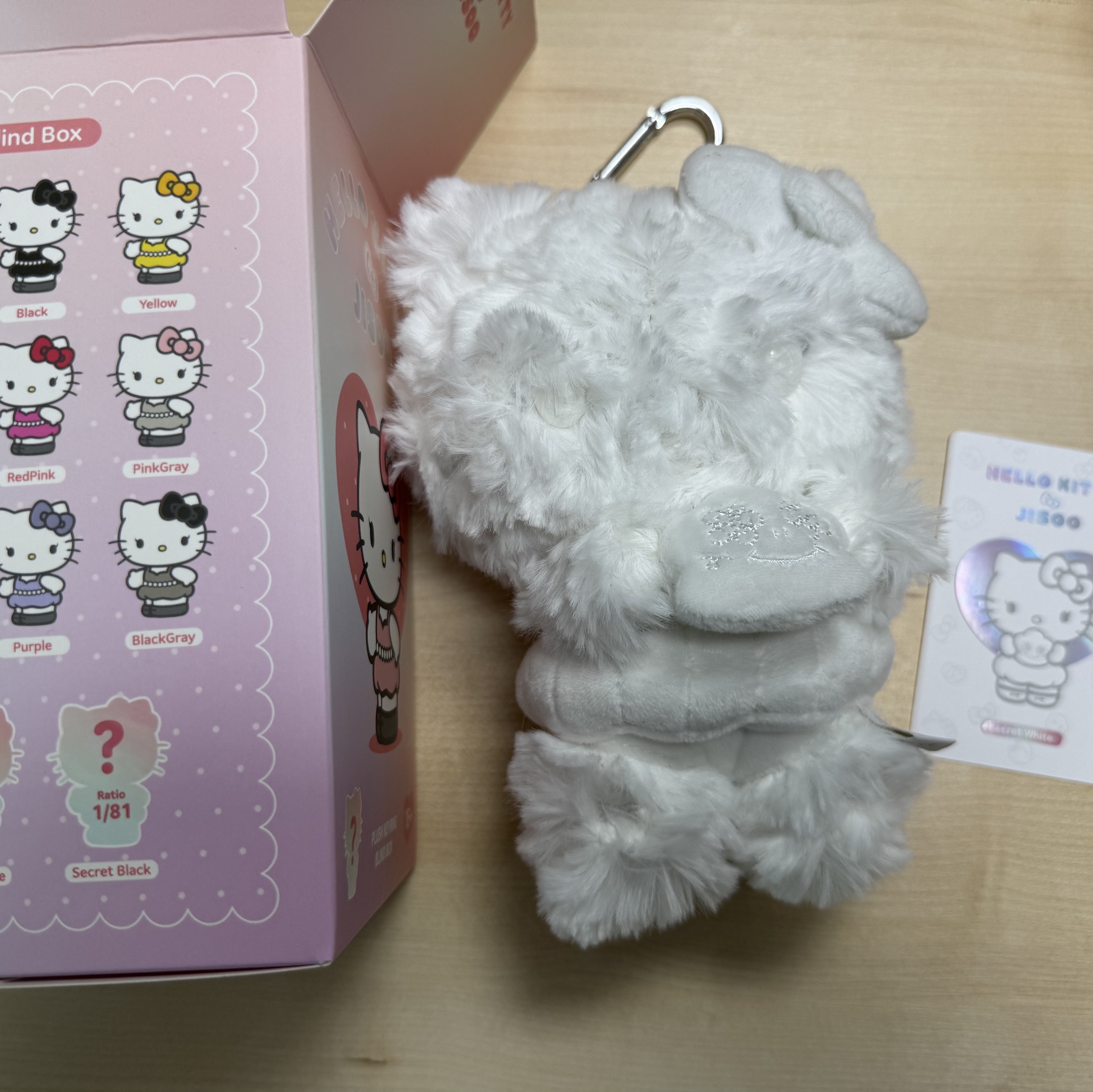 HELLO KITTY x JISOO Random Plush Keychain (1 Blind Box) 착용 스타일