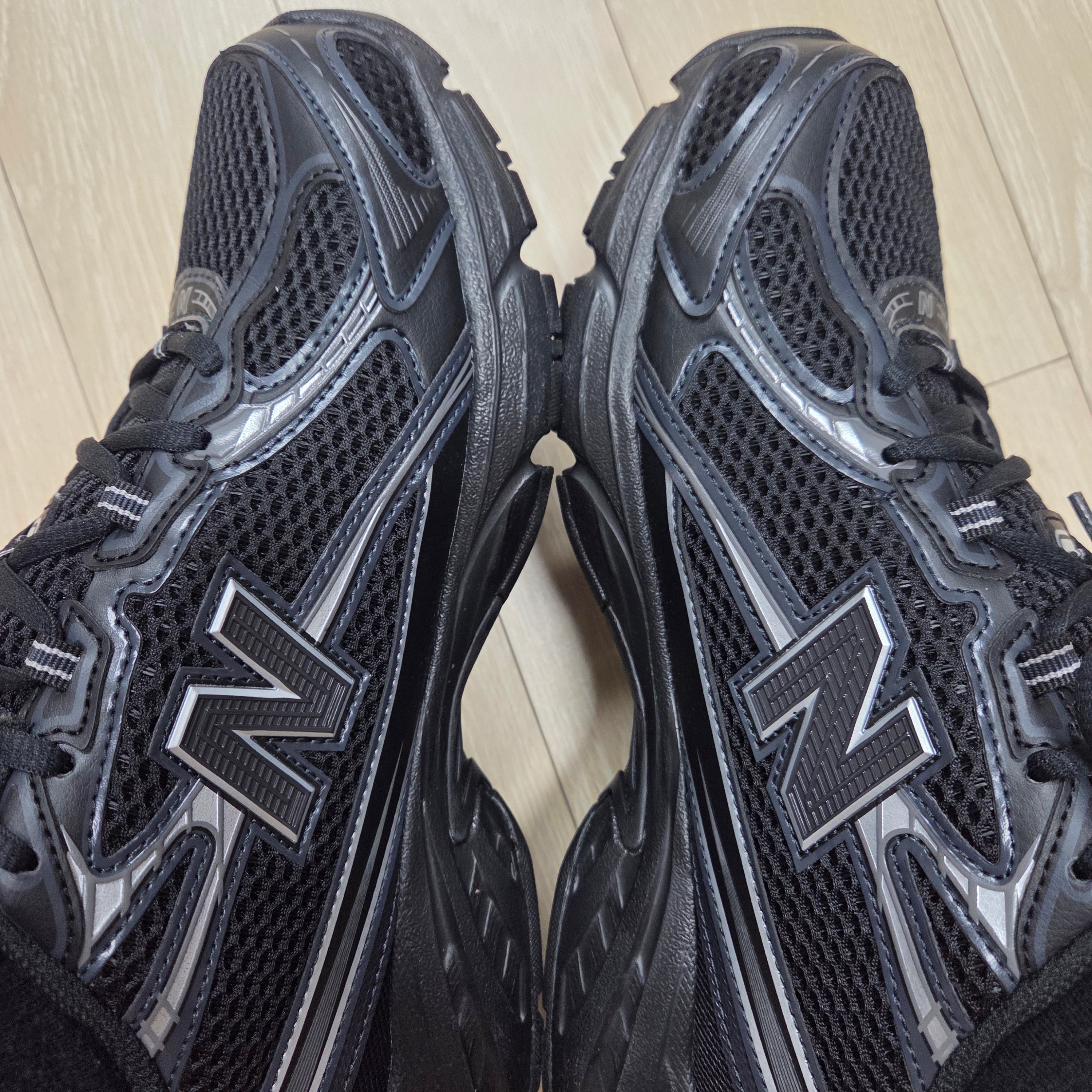 New Balance 740v2 Black Silver Metallic 착용 스타일
