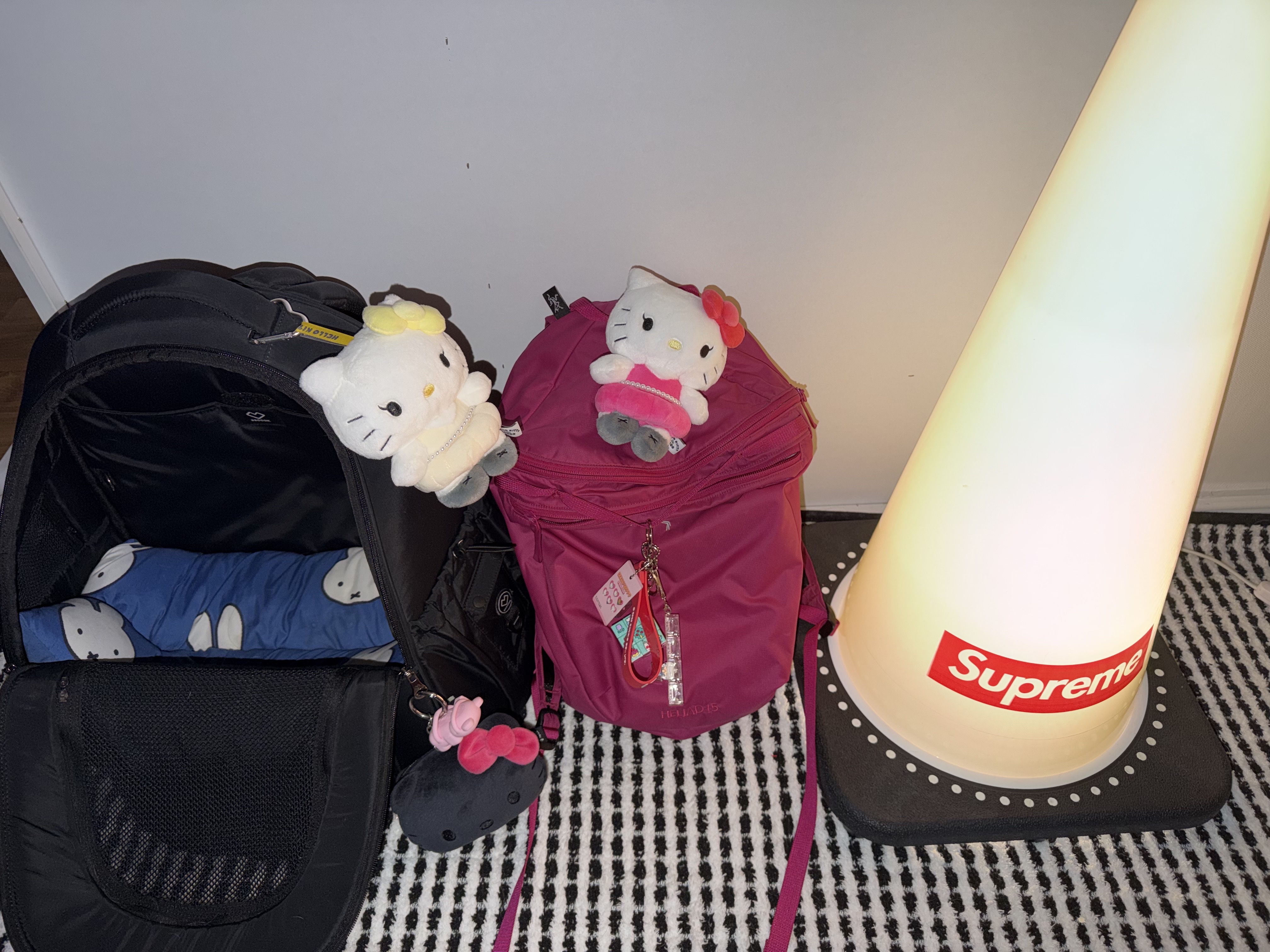 HELLO KITTY x JISOO Plush Keychain Red Pink (Opened Case), HELLO KITTY x JISOO Plush Keychain Ivory (Opened Case) 착용 스타일