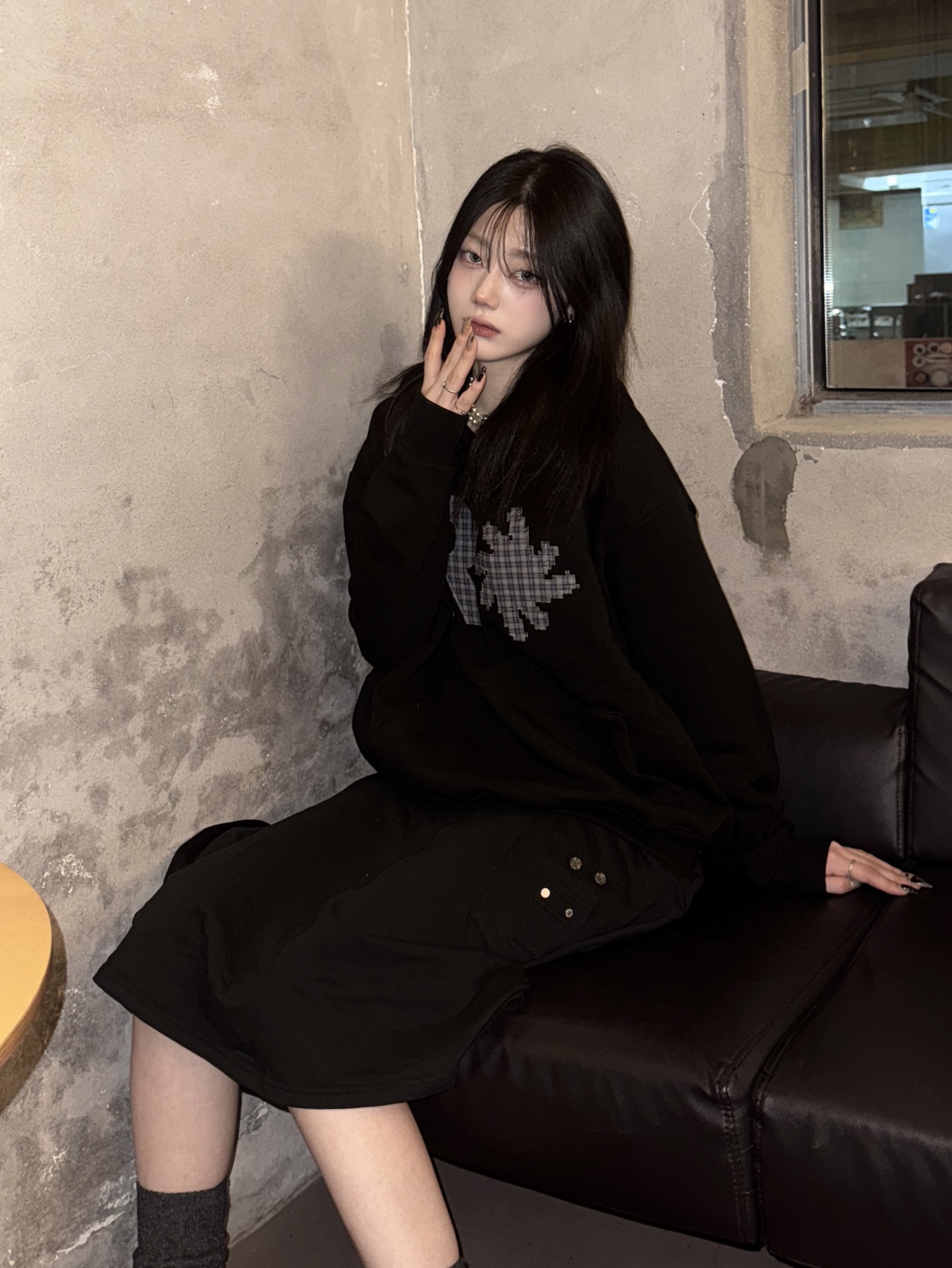 SLOW RECORD HOUSE Check Patch Hoodie Black 착용 스타일 - 1