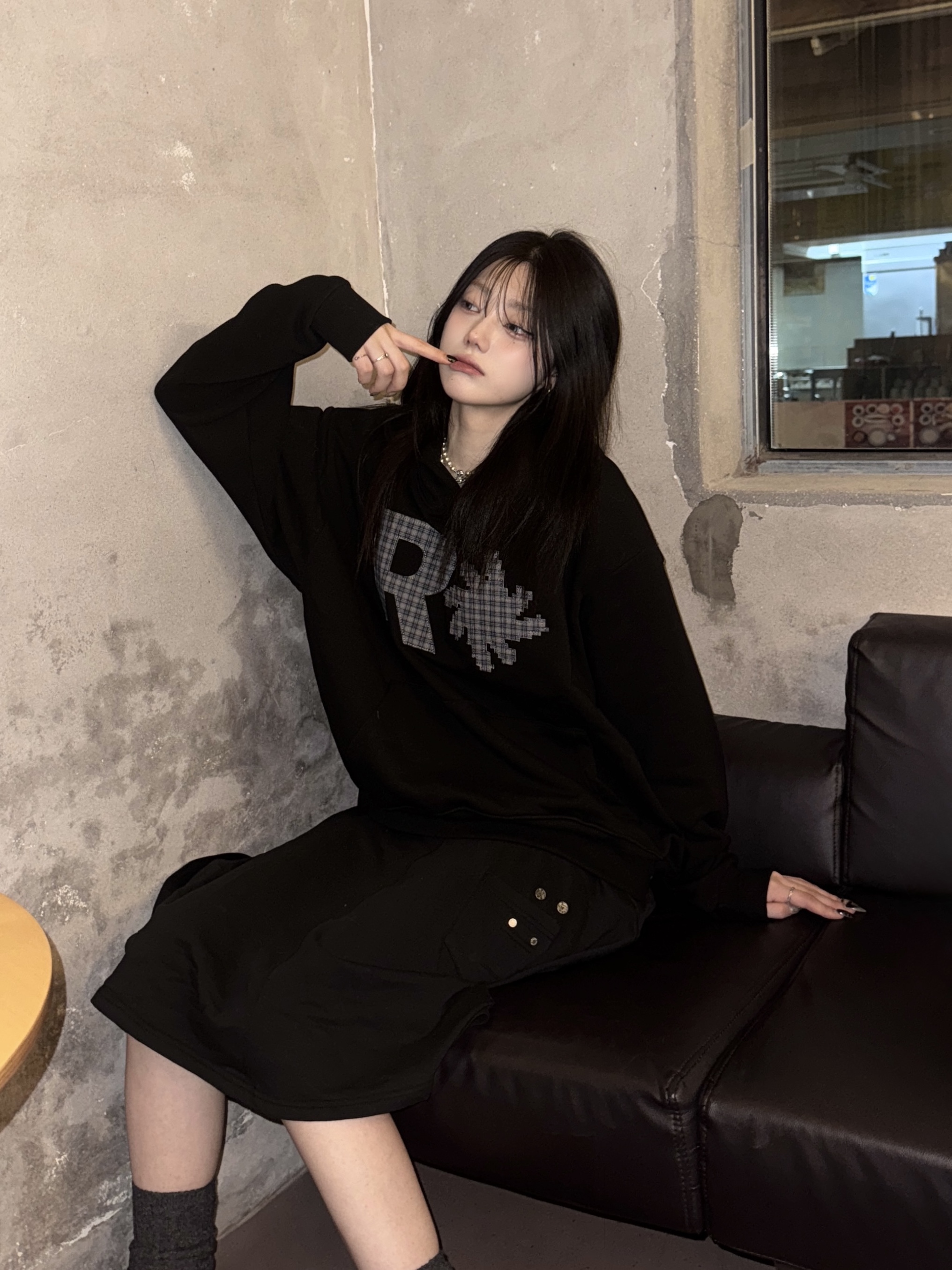 SLOW RECORD HOUSE Check Patch Hoodie Black 착용 스타일 - 2