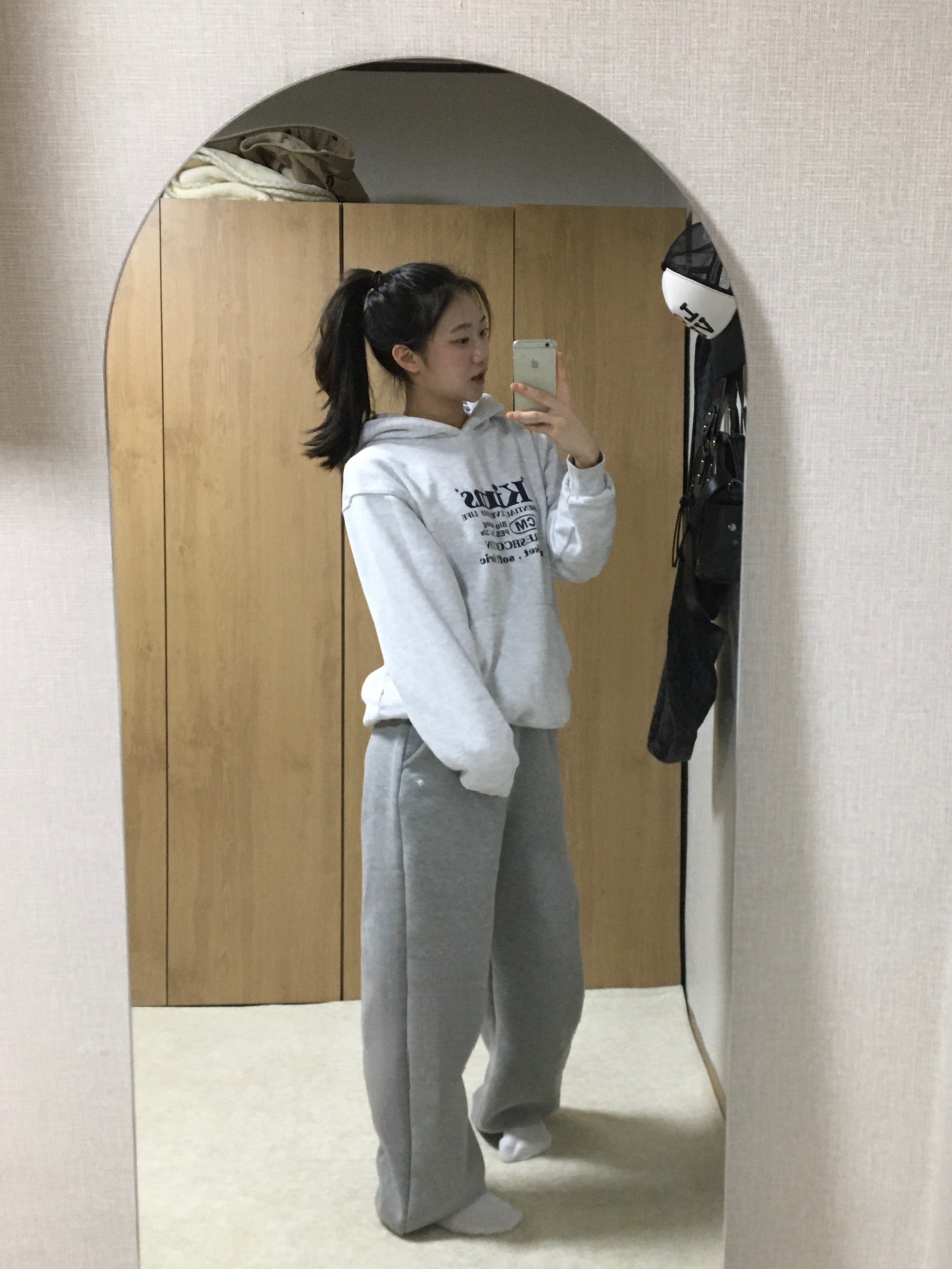 Kims Fresh Cotton Market (Unisex) Everyday Bam Logo Hoodie Grey 착용 스타일