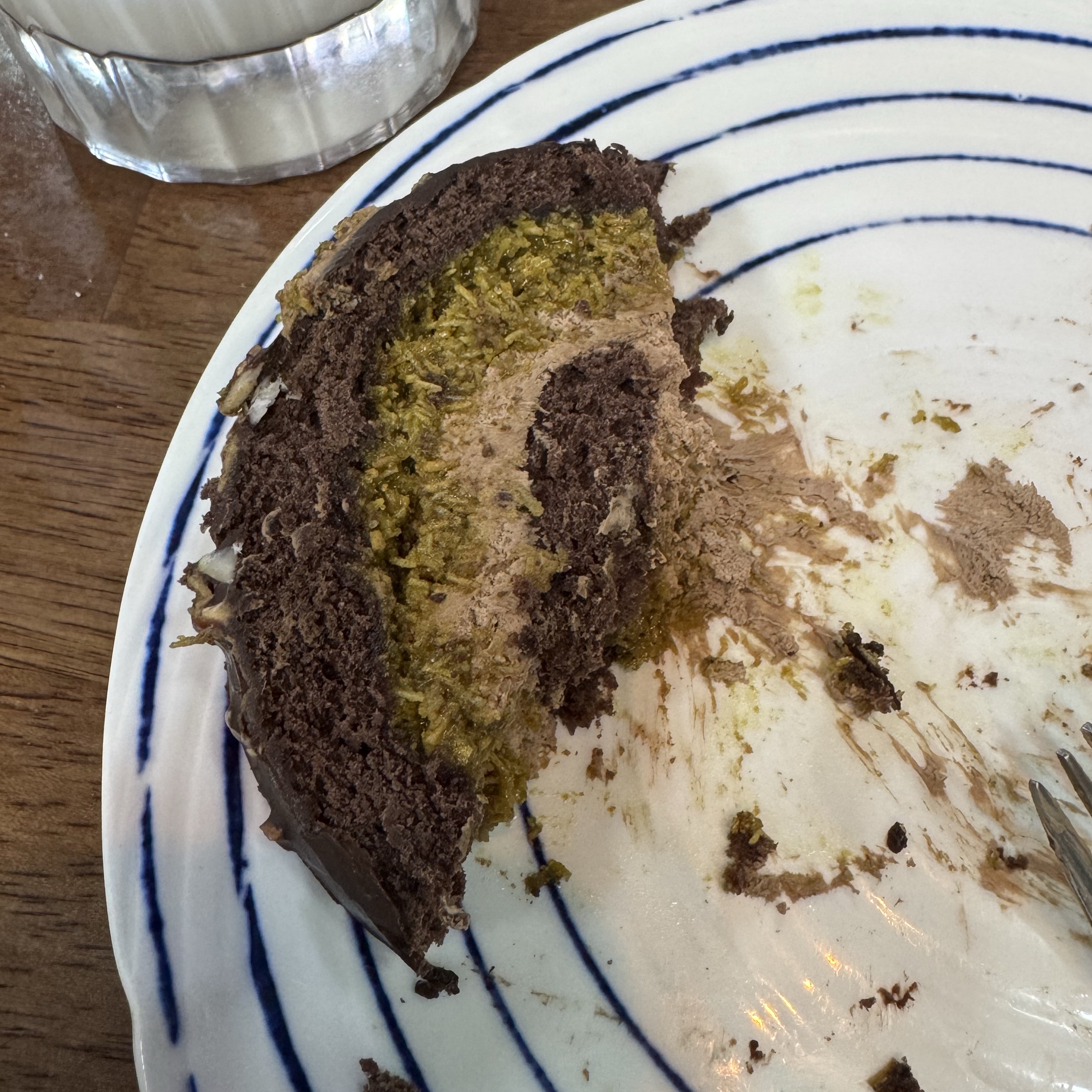 [KREAM 단독] tongtonge Dubai Style Chocolate Roll Cake 착용 스타일