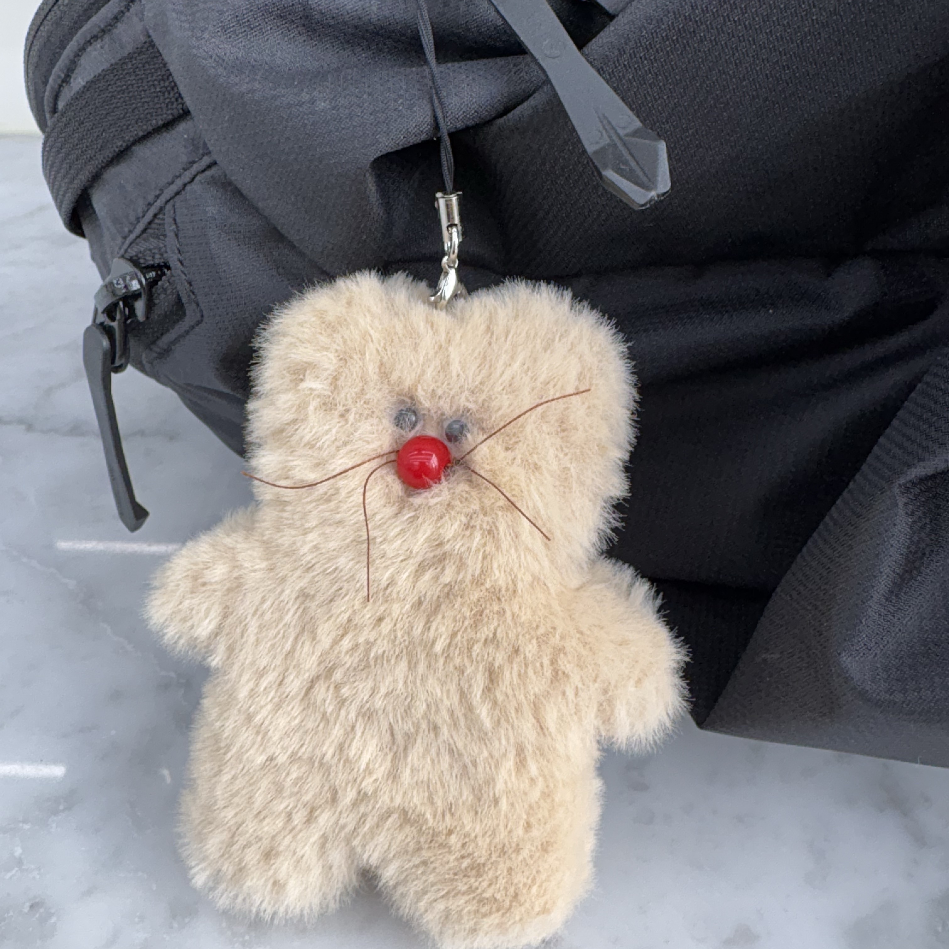 Monamhee x Amore Mall Rudolhee Phone Strap 착용 스타일