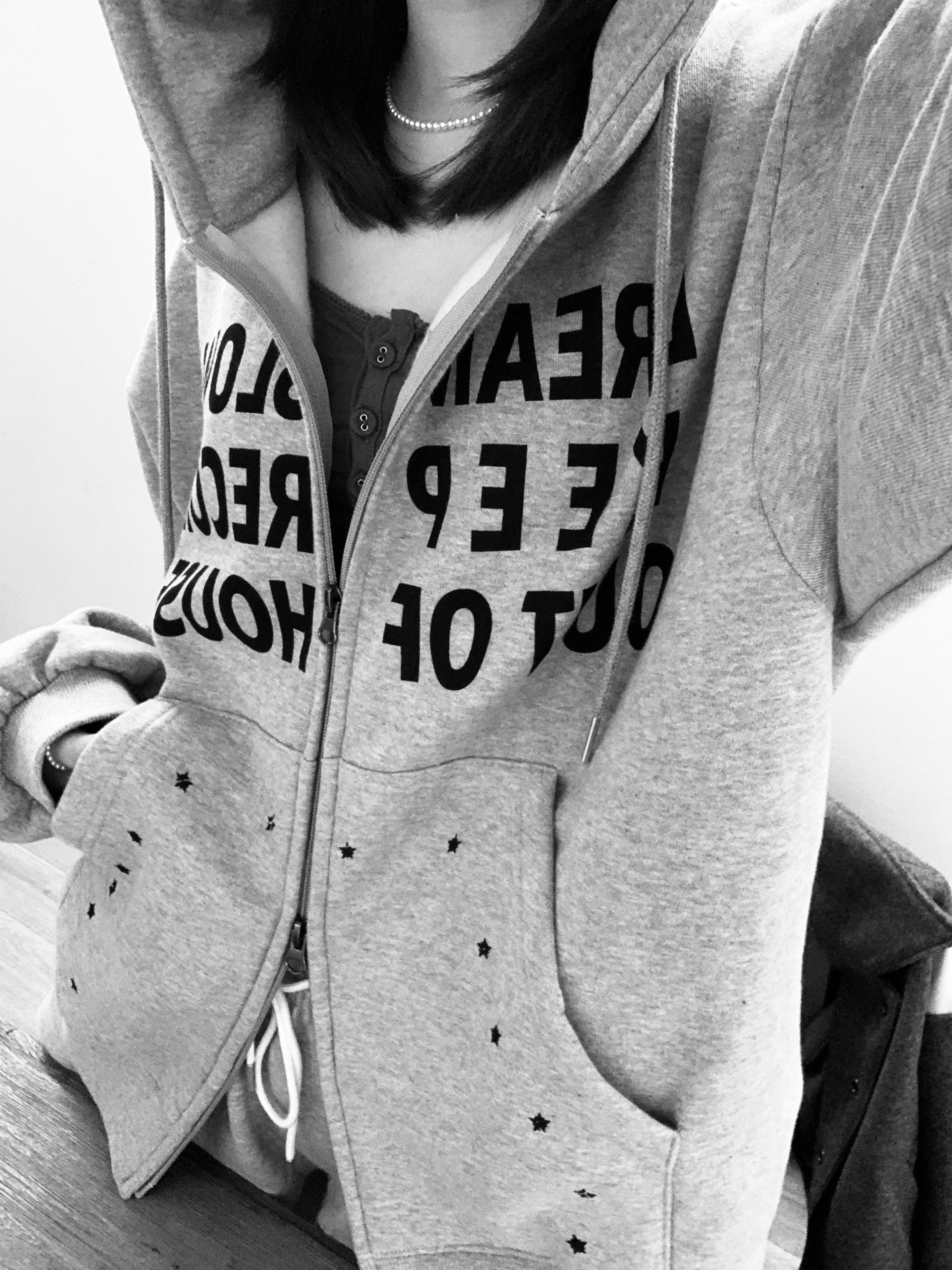 SLOW RECORD HOUSE Typo Star Hood Zip-Up Grey 착용 스타일 - 6