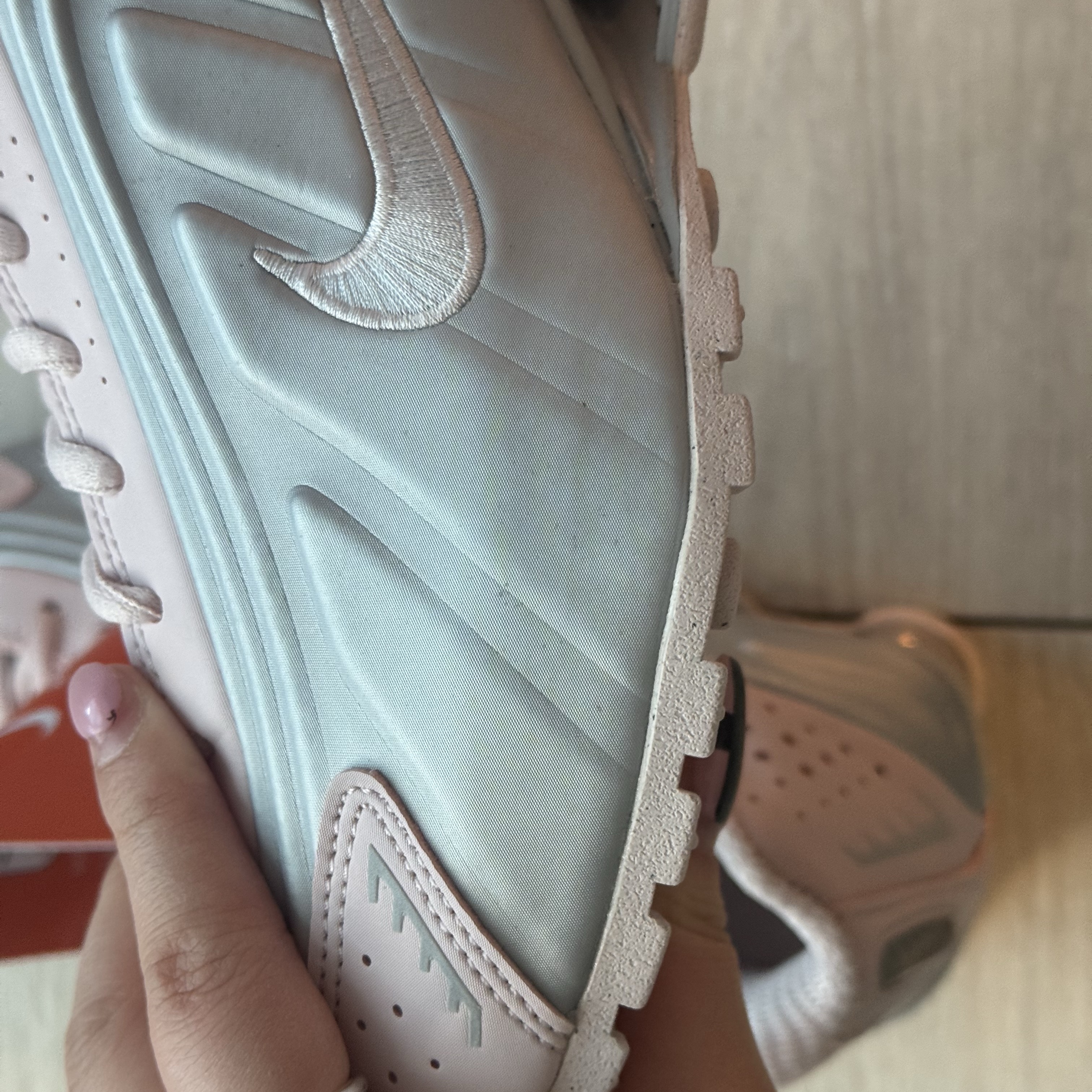 (W) Nike Shox R4 Barely Rose Metallic Platinum 착용 스타일 - 10