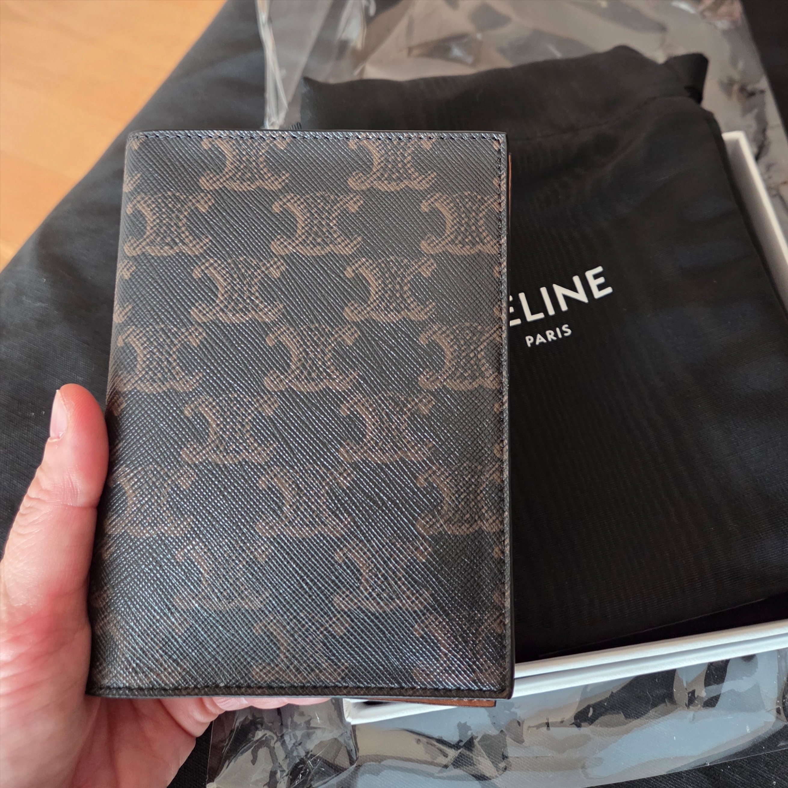 Celine Passport Cover in Triomphe Canvas Black Tan 착용 스타일 - 3