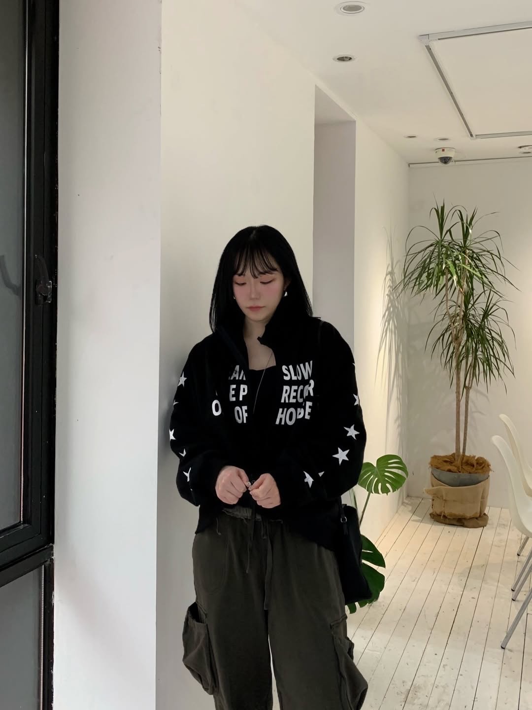 SLOW RECORD HOUSE Typo Star Track Zip-Up_Black 착용 스타일 - 3