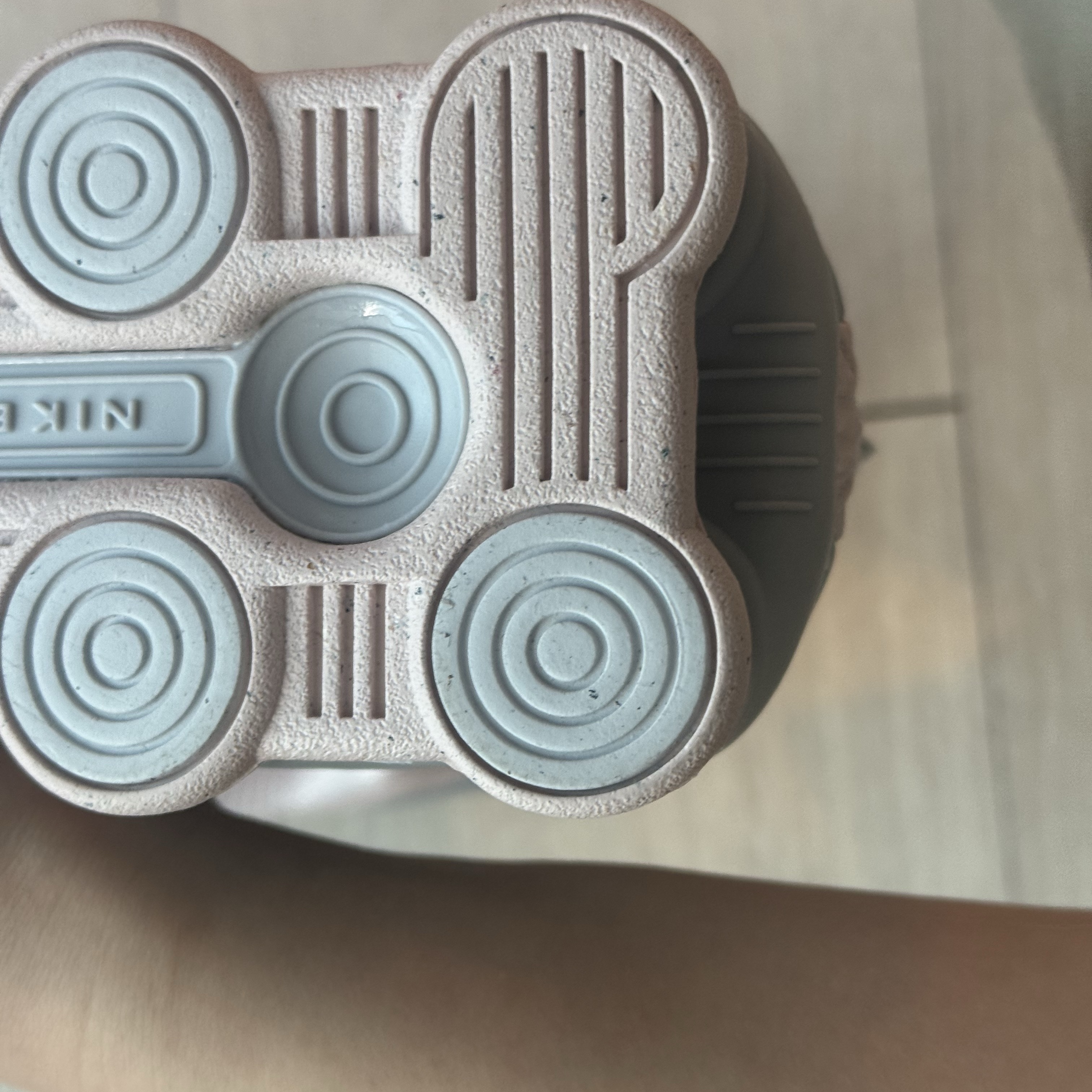 (W) Nike Shox R4 Barely Rose Metallic Platinum 착용 스타일 - 8