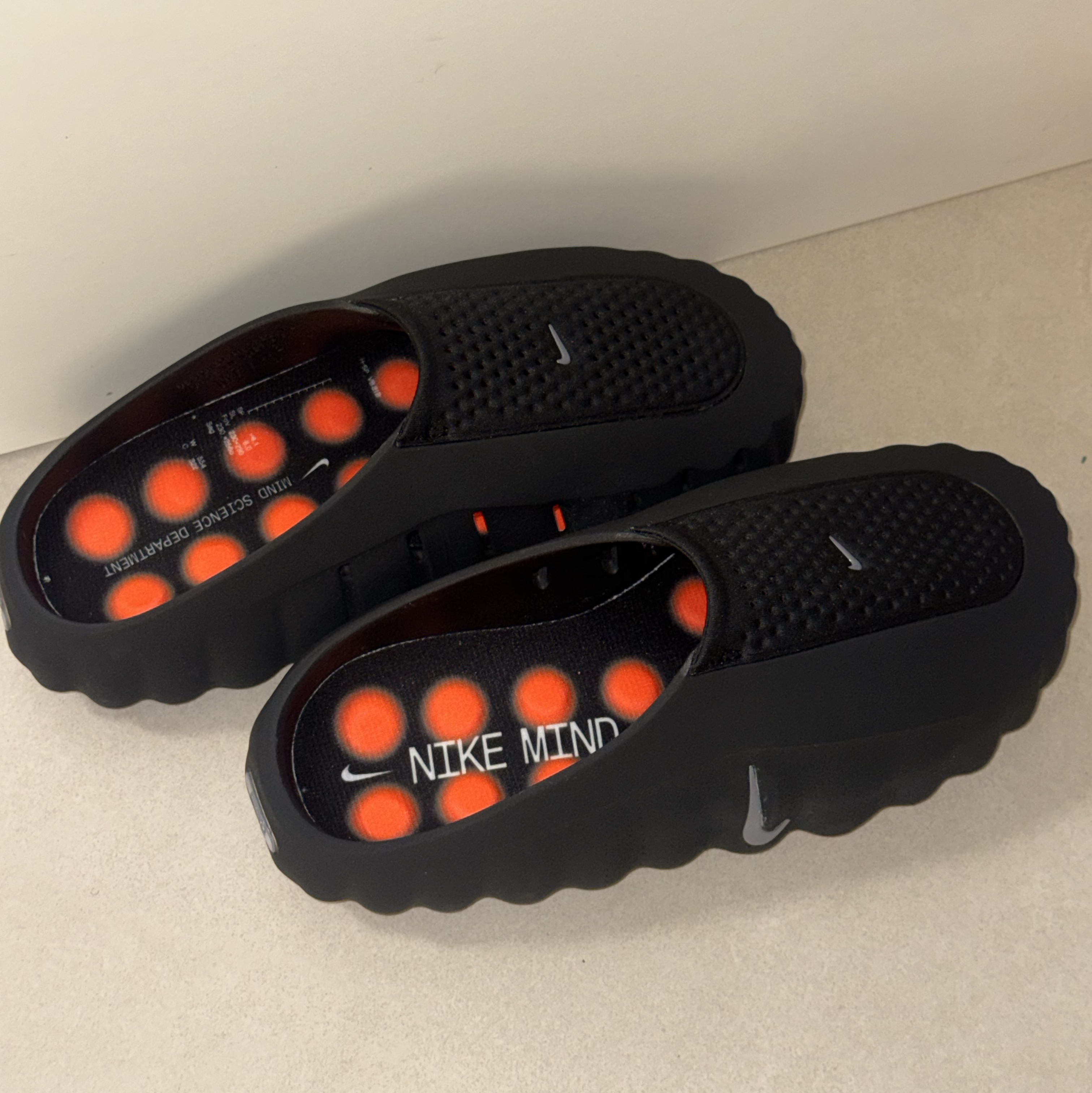 Nike Mind 001 Black Chrome 착용 스타일 - 1
