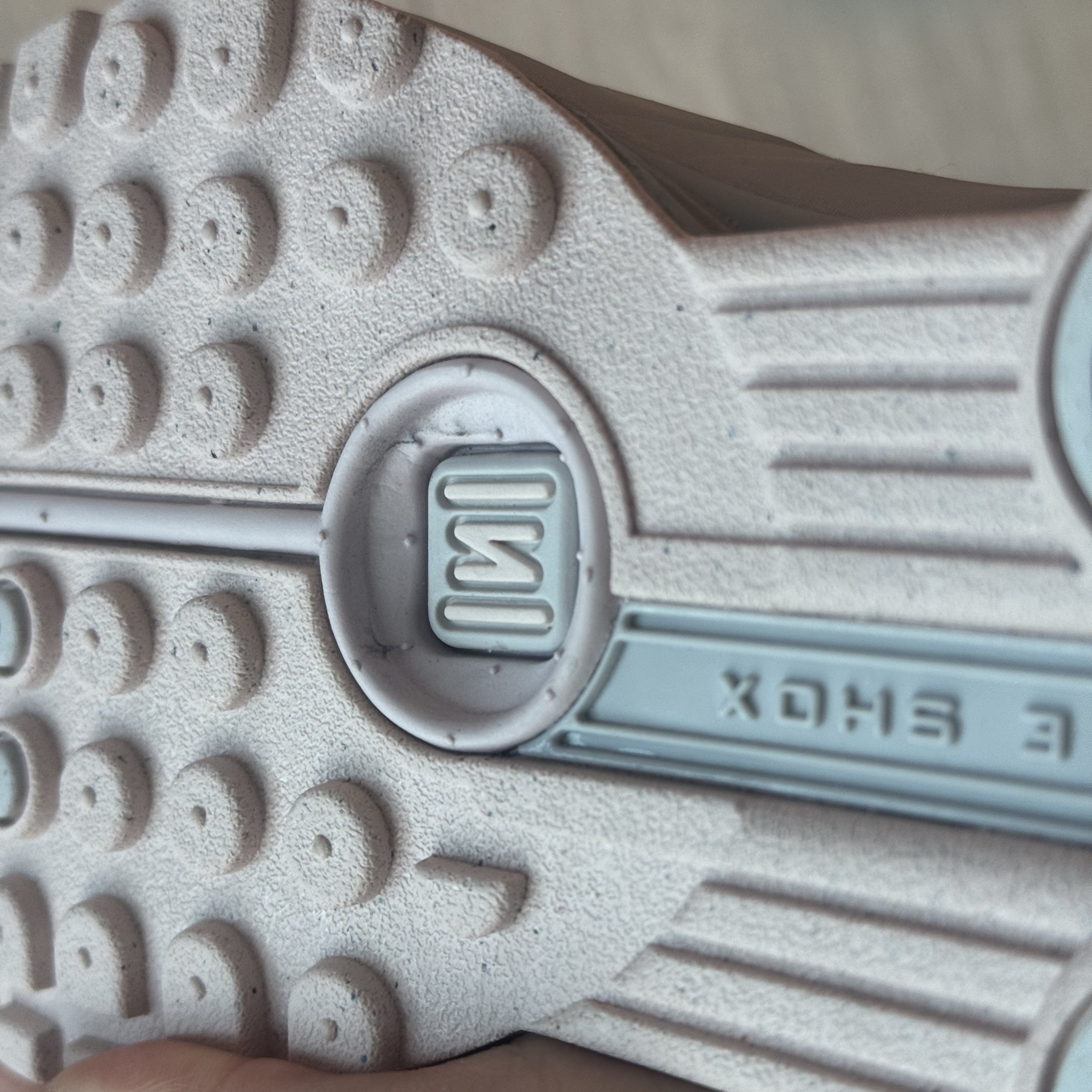 (W) Nike Shox R4 Barely Rose Metallic Platinum 착용 스타일 - 7