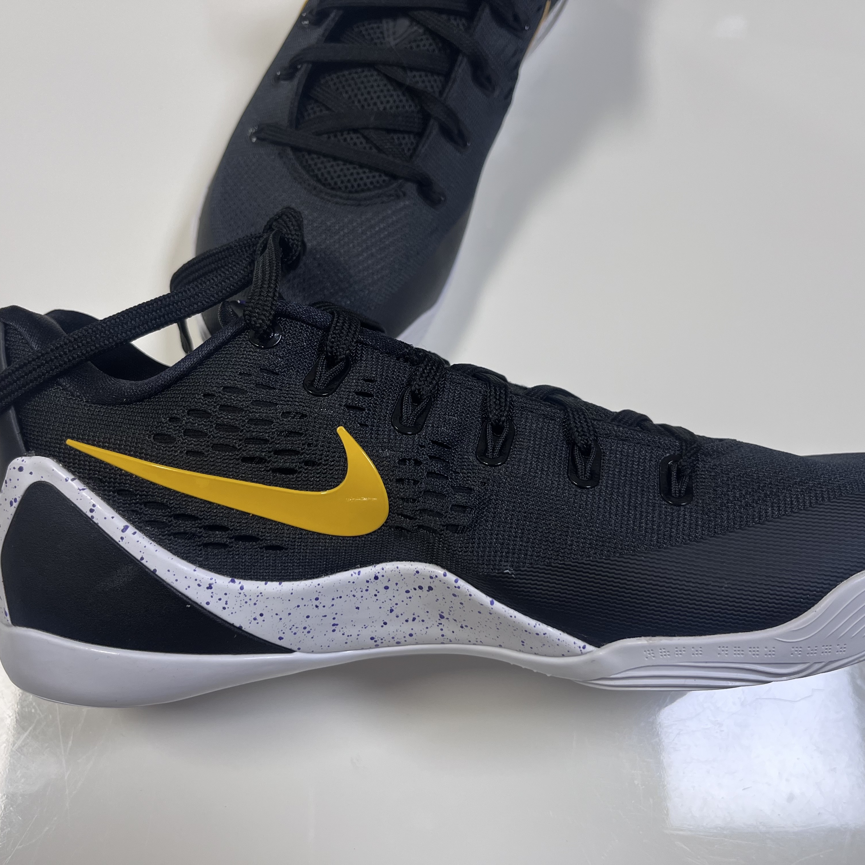 Nike Kobe 9 Elite Low EM Protro Black University Gold 착용 스타일 - 2